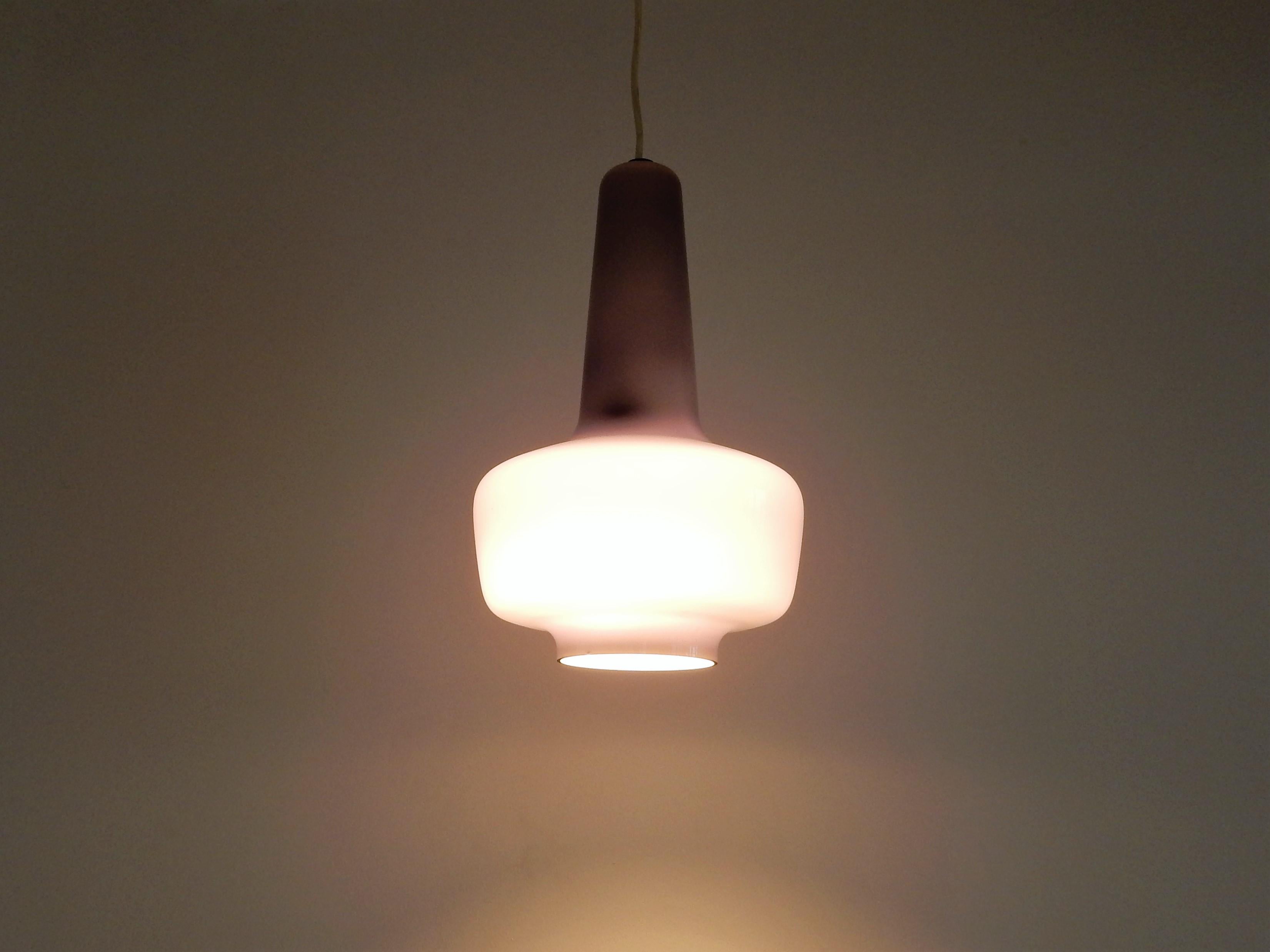 Milieu du XXe siècle Lampe suspendue 'Kreta' en violet par Jacob Eiler Bang pour Fog & Mørup en vente