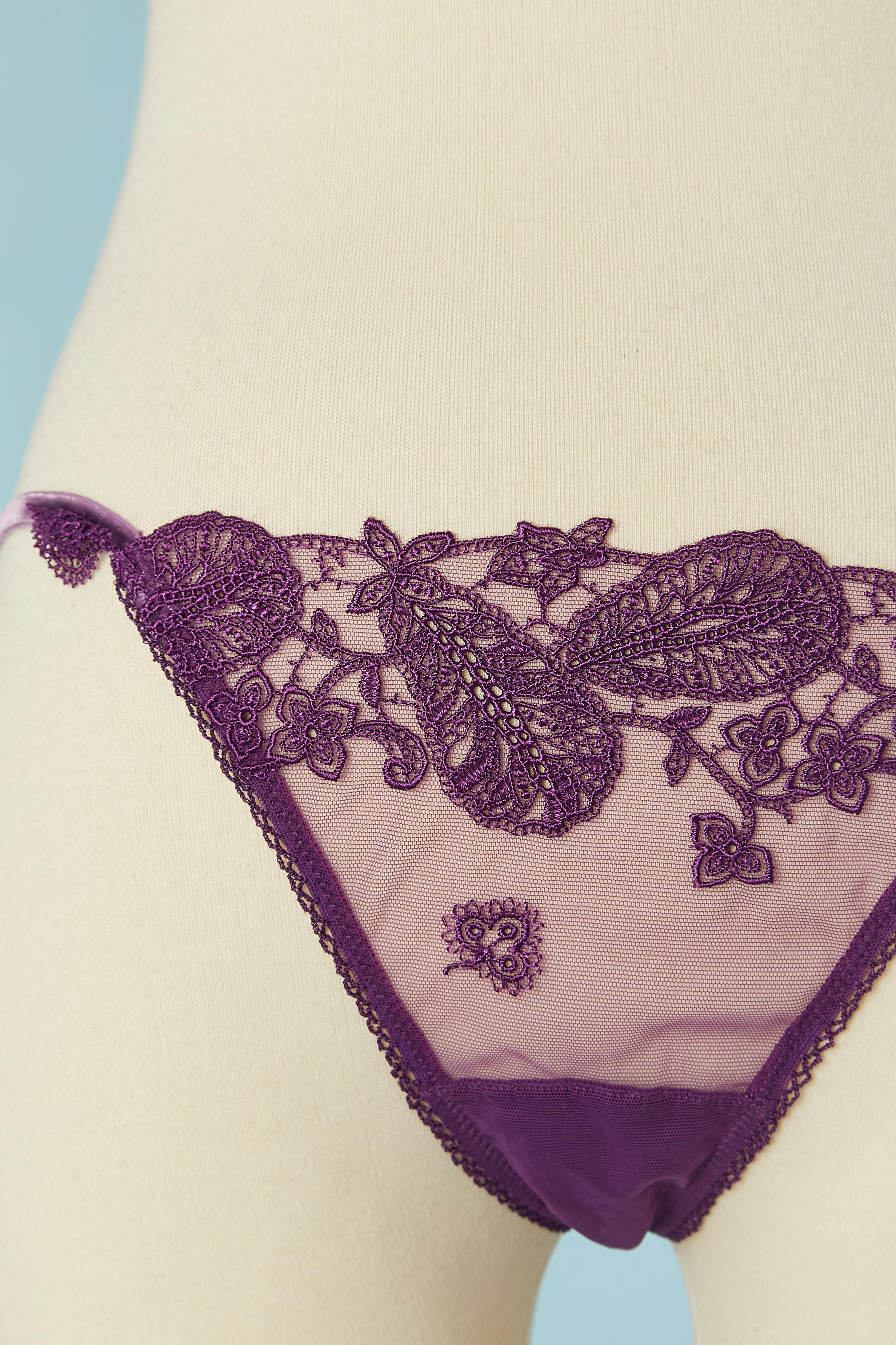 Purple lace bra and pantie ensemble . Fabric composition: 70% nylon, 20% polyamide, 10% elastane. Tulle. 
Underwired bra and adjustable bust size ( 4 lines of hook&eye) . Adjustable shoulder strap.
SIZE 90(Fr) 36 (US) CUP: C 