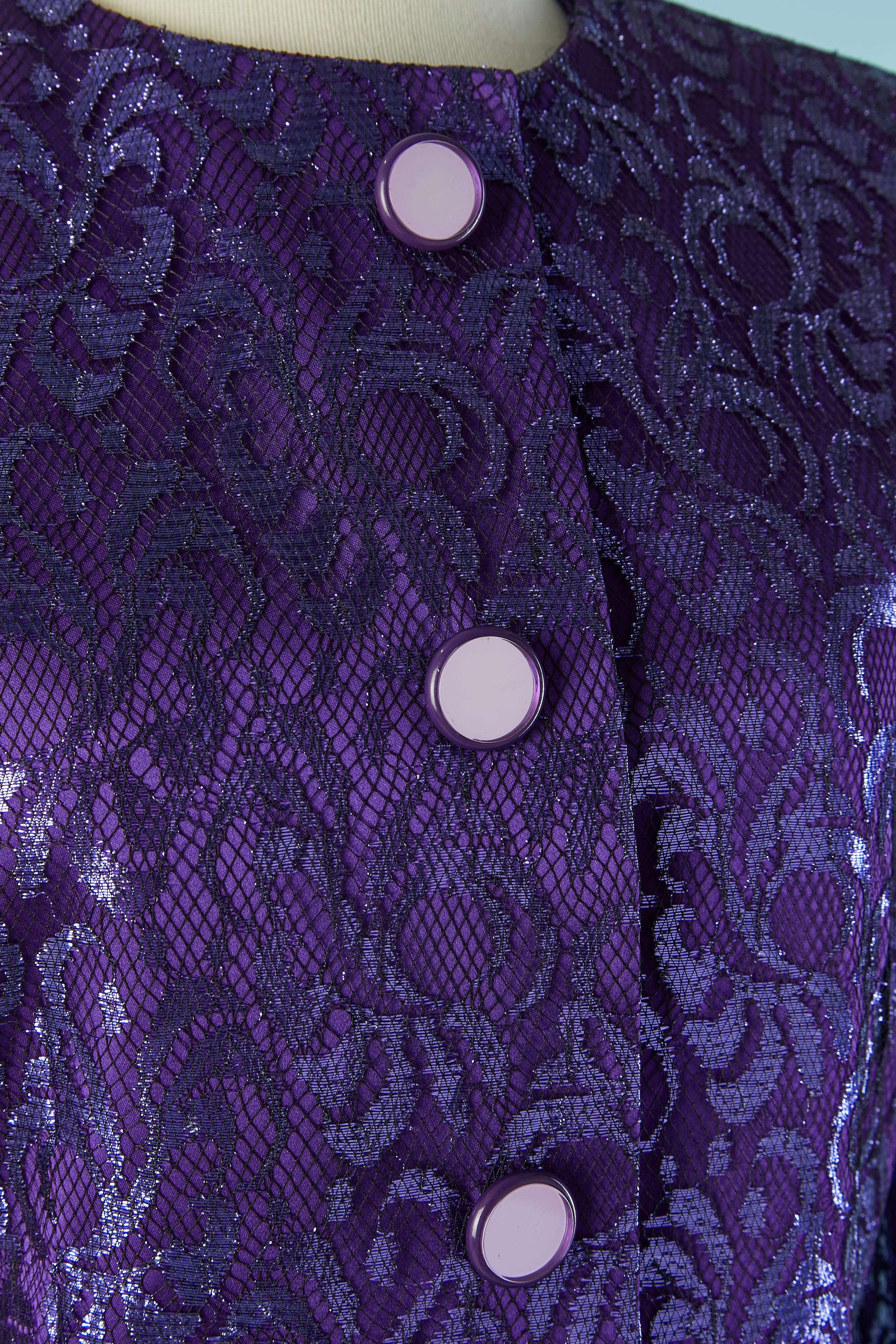 Abito con gonna in pizzo lurex viola. Fodera in seta. Chiusura a scatto nascosta sul centro della parte anteriore con bottone decorativo a specchio sulla parte superiore. Spallaccio. Viene fornito un pulsante extra. 
TAGLIA della giacca: 42 (Fr) L.