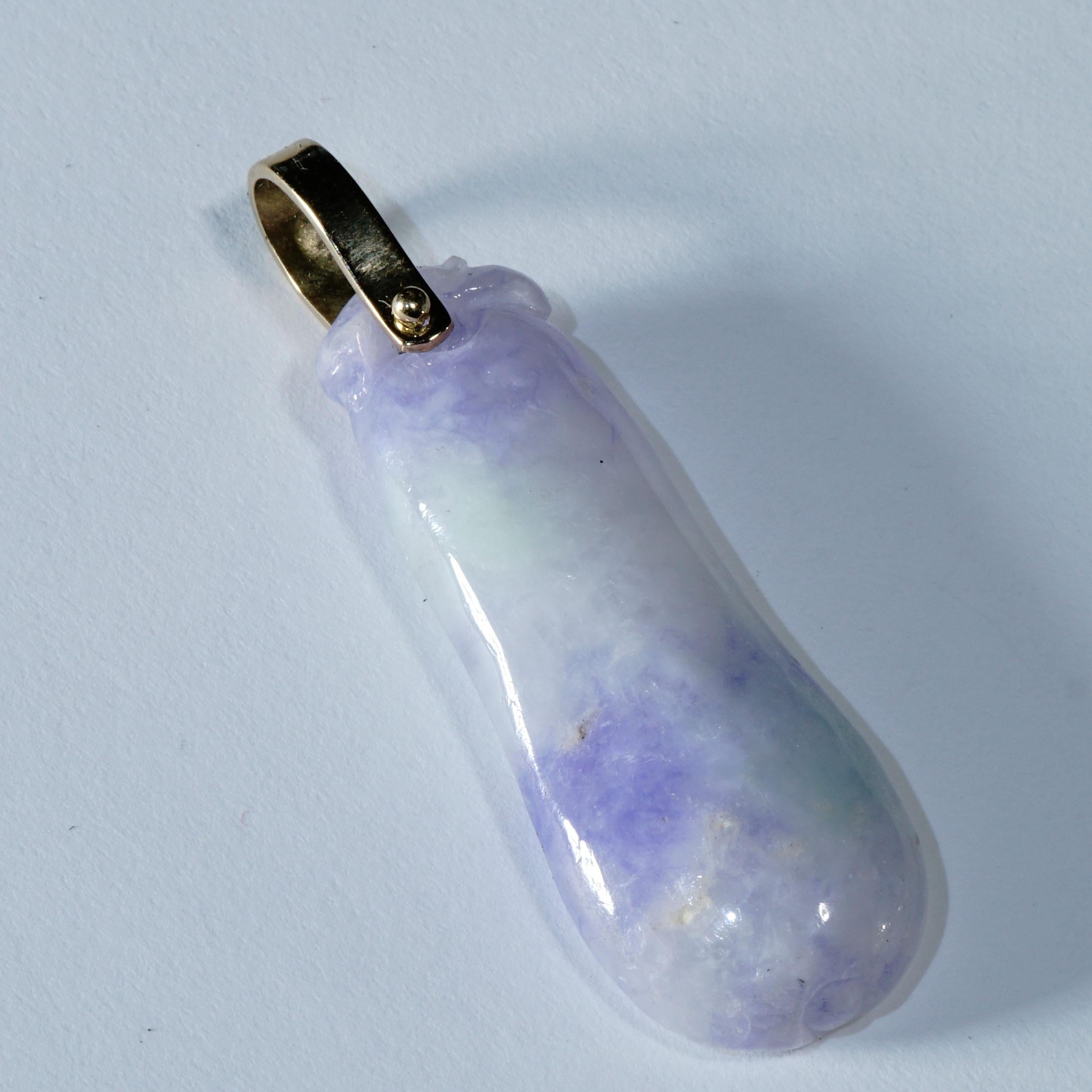 un art en soi pour reconnaître un jade de valeur, comme par exemple ce magnifique pendentif en jade violet lavande avec des taches impériales vert pomme, grade A, jade naturel non teinté de Birmanie, pièce de jade allongée et lisse avec fond aplati,