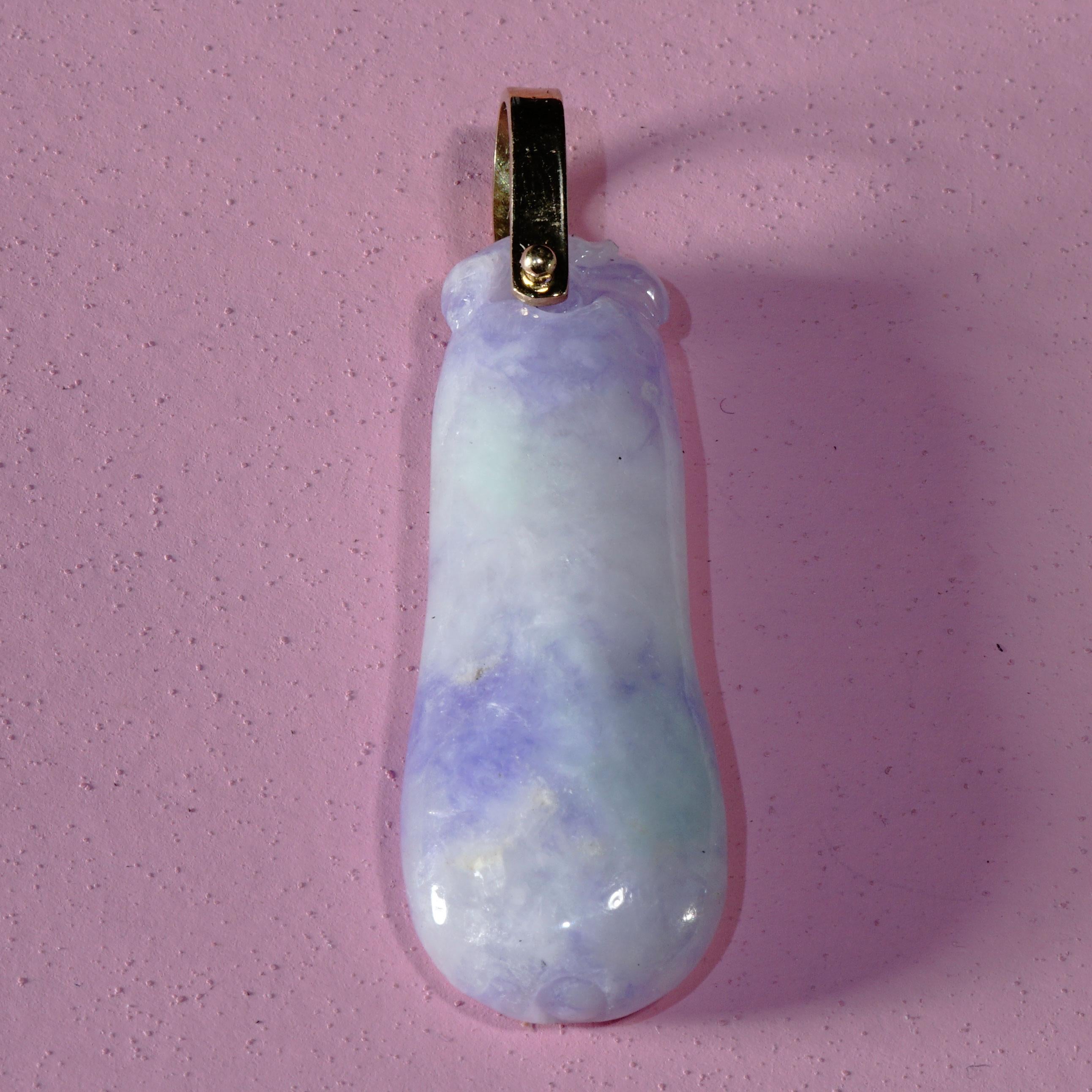 Moderne Pendentif en jade violet lavande avec taches impériales en vert pomme en vente