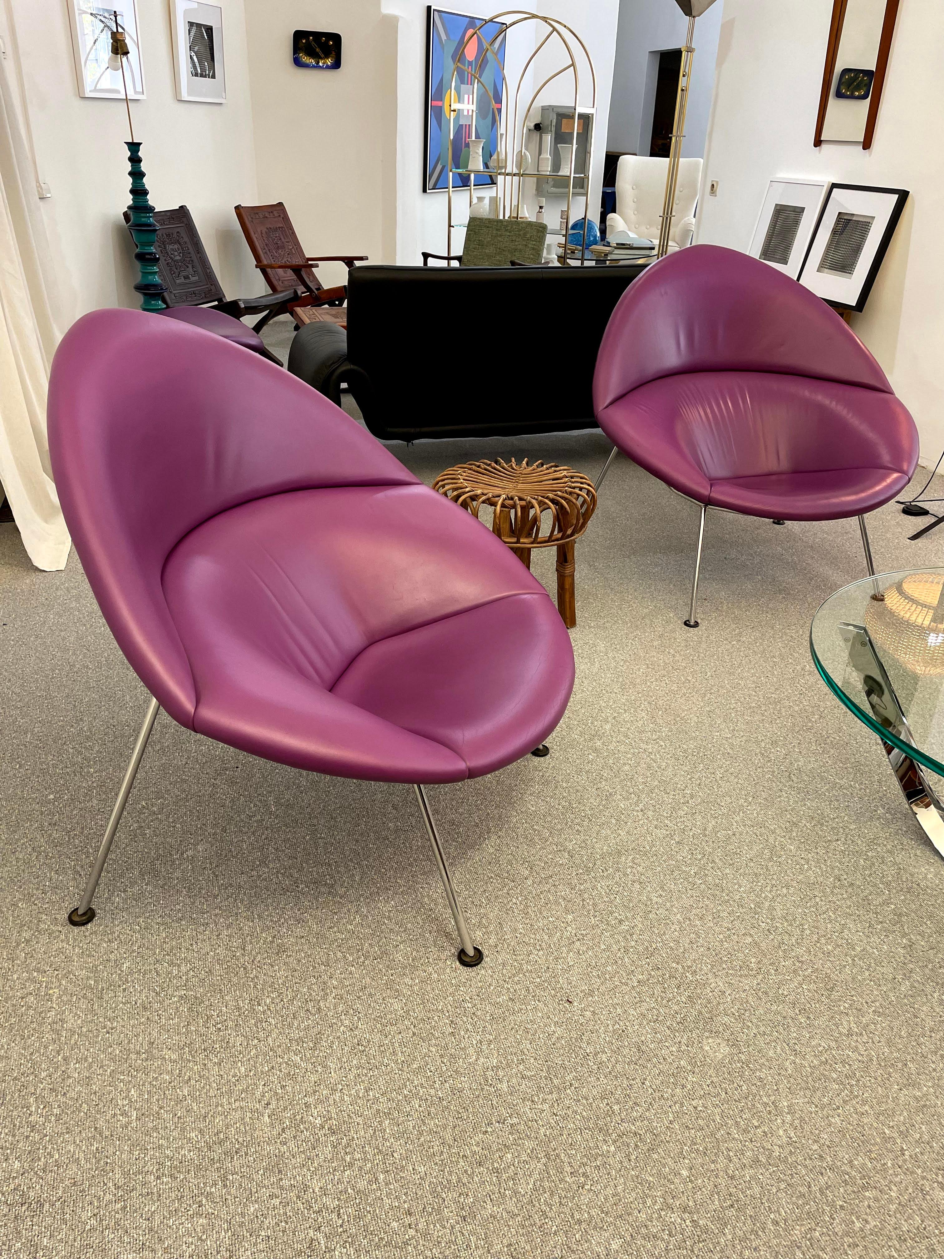 Pierre Paulin globe lounge chair and ottoman by Artifort. 
With its elegantly rounded shell on a chromed tubular base, the globe chaise has all the qualities of a comfortable modern chaise.
The globe lounge chair was designed by French designer