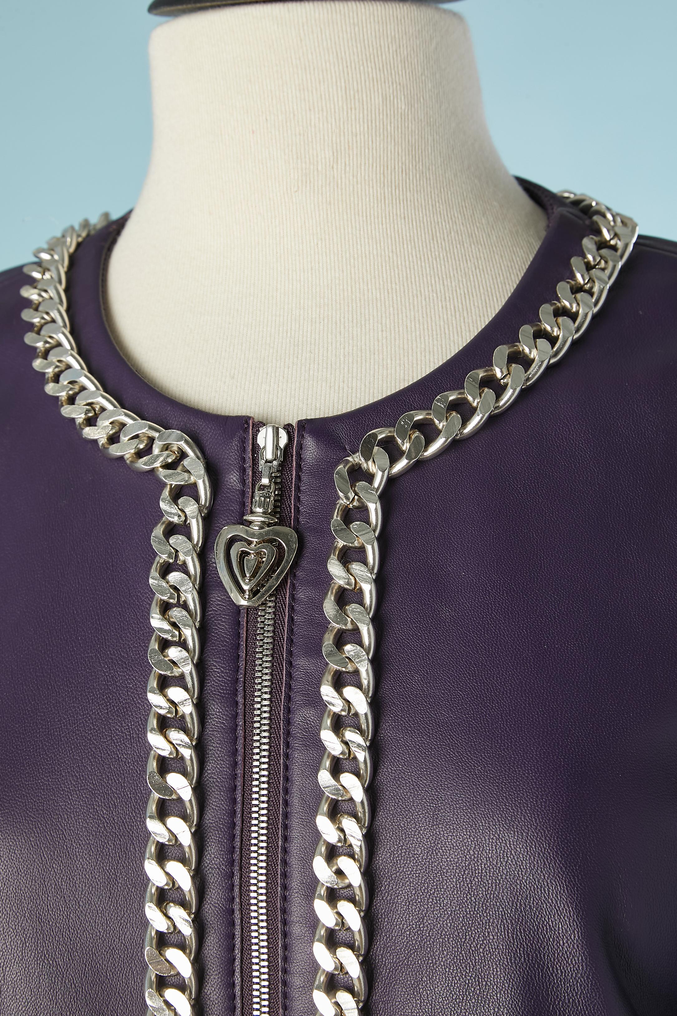 Purple leather jacket with silver chain, zip in the middle front.
Lining composition: 55% polyester, 45% rayon.
SIZE 34 / XS 