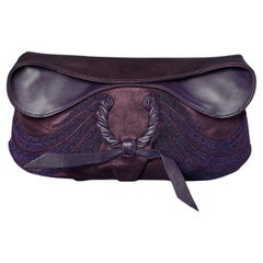Clutch " Ondine" de piel morada con bordados de hilos de lúrex NINA RICCI