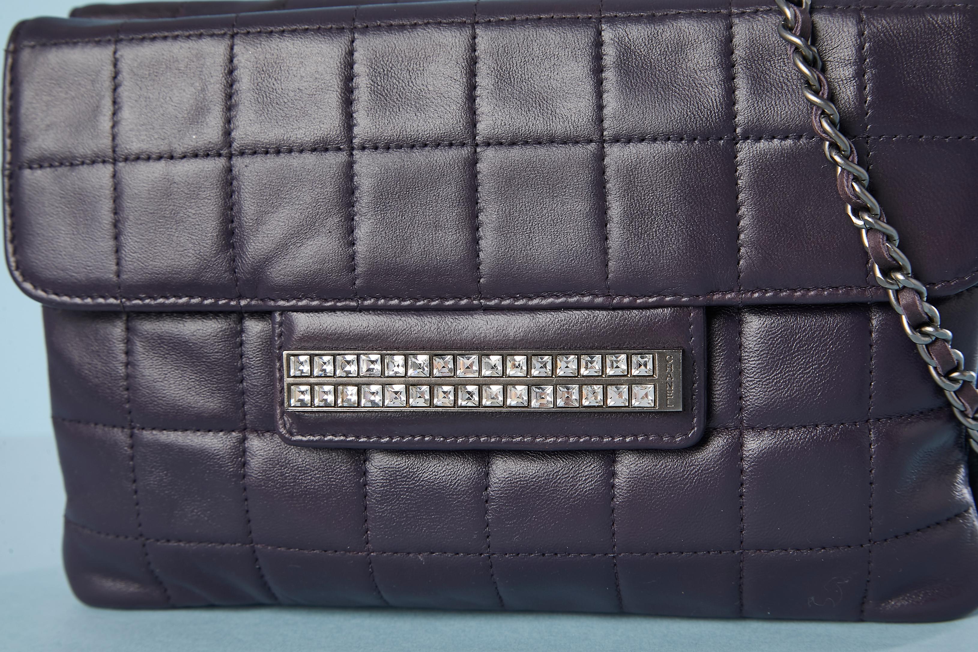Noir Chanel - Sac en cuir violet cousu sur le dessus avec strass sur un côté, numéroté  en vente