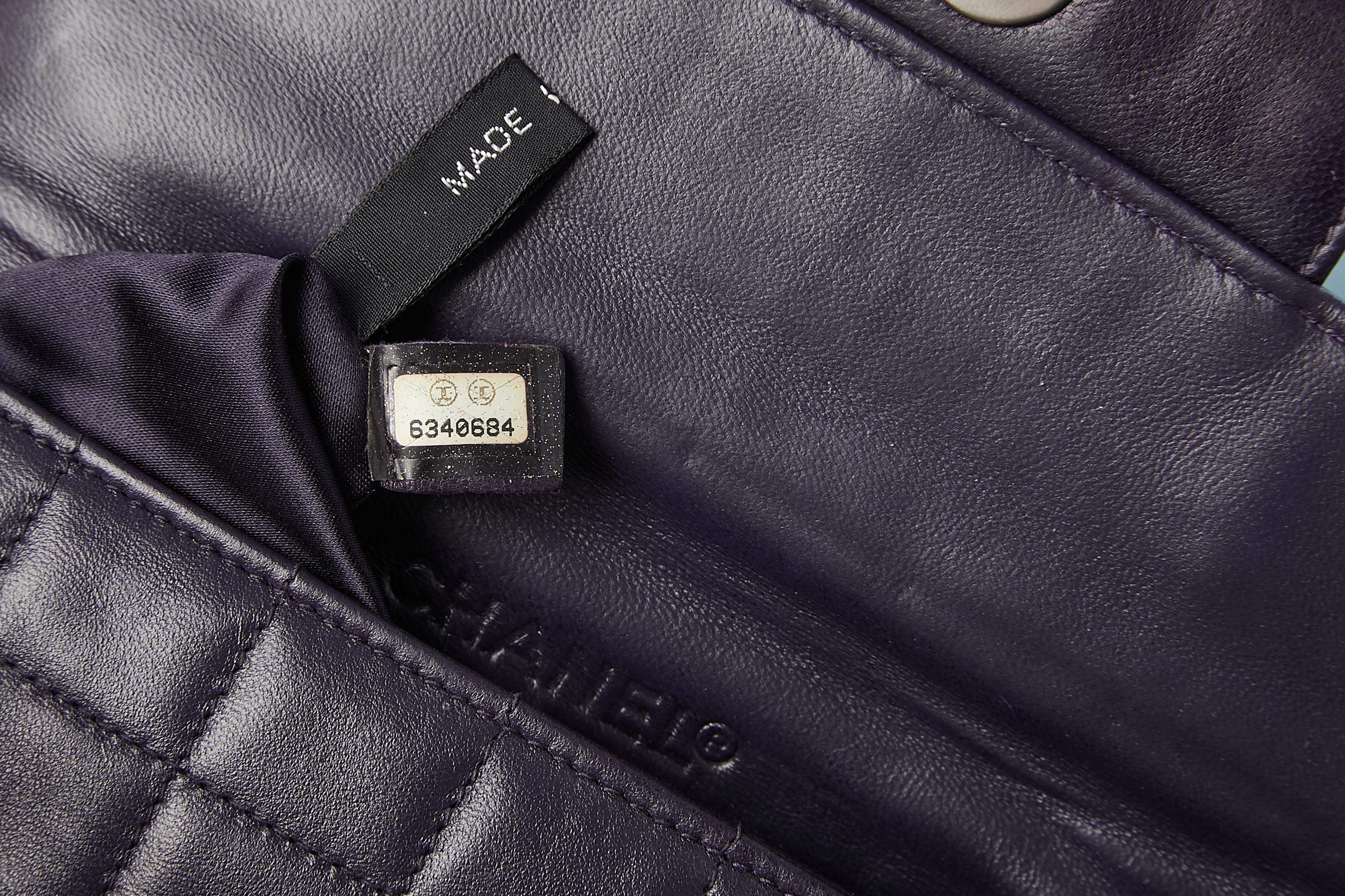 Chanel - Sac en cuir violet cousu sur le dessus avec strass sur un côté, numéroté  en vente 3