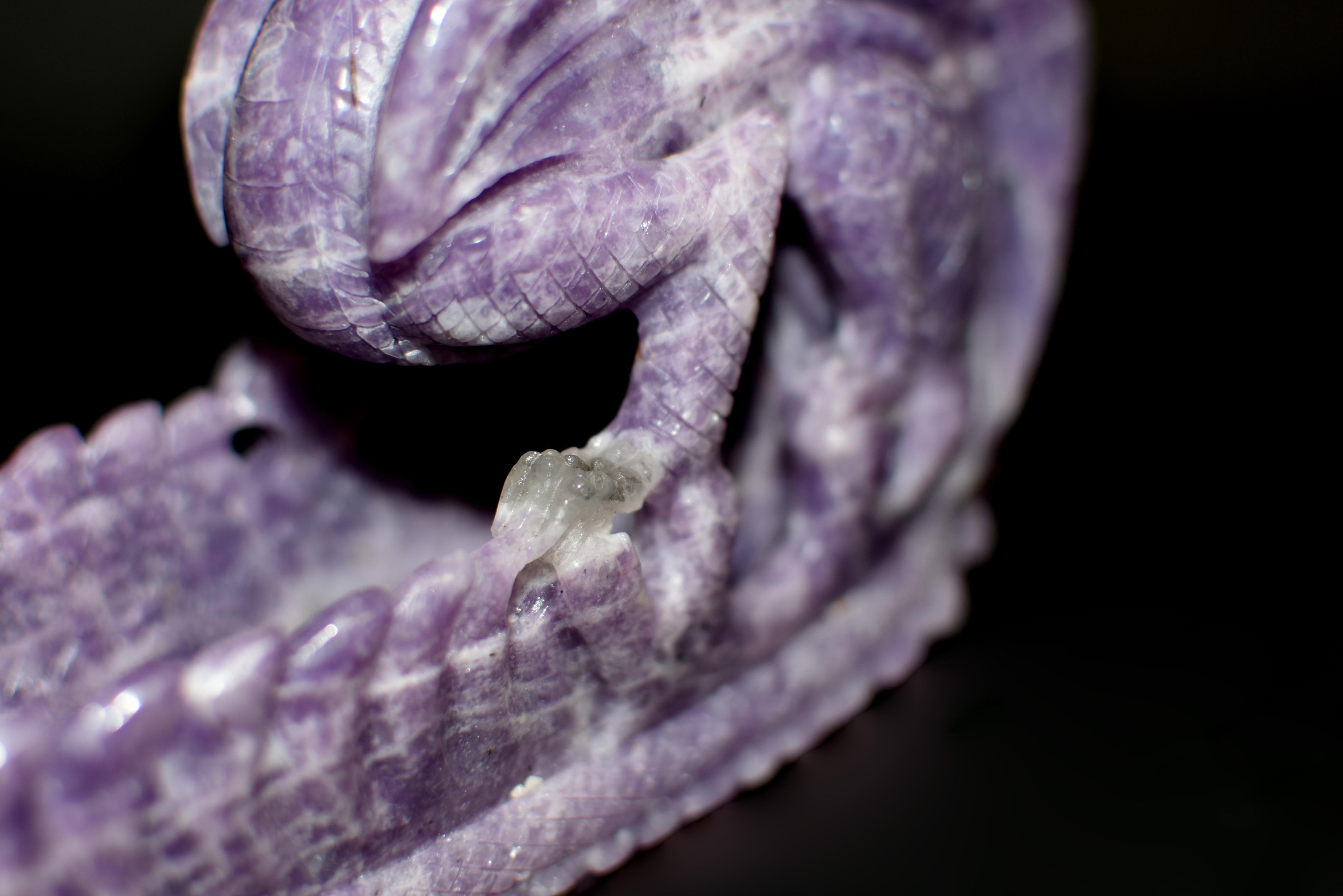 Vase à dragon en lépidolite violette  en vente 6