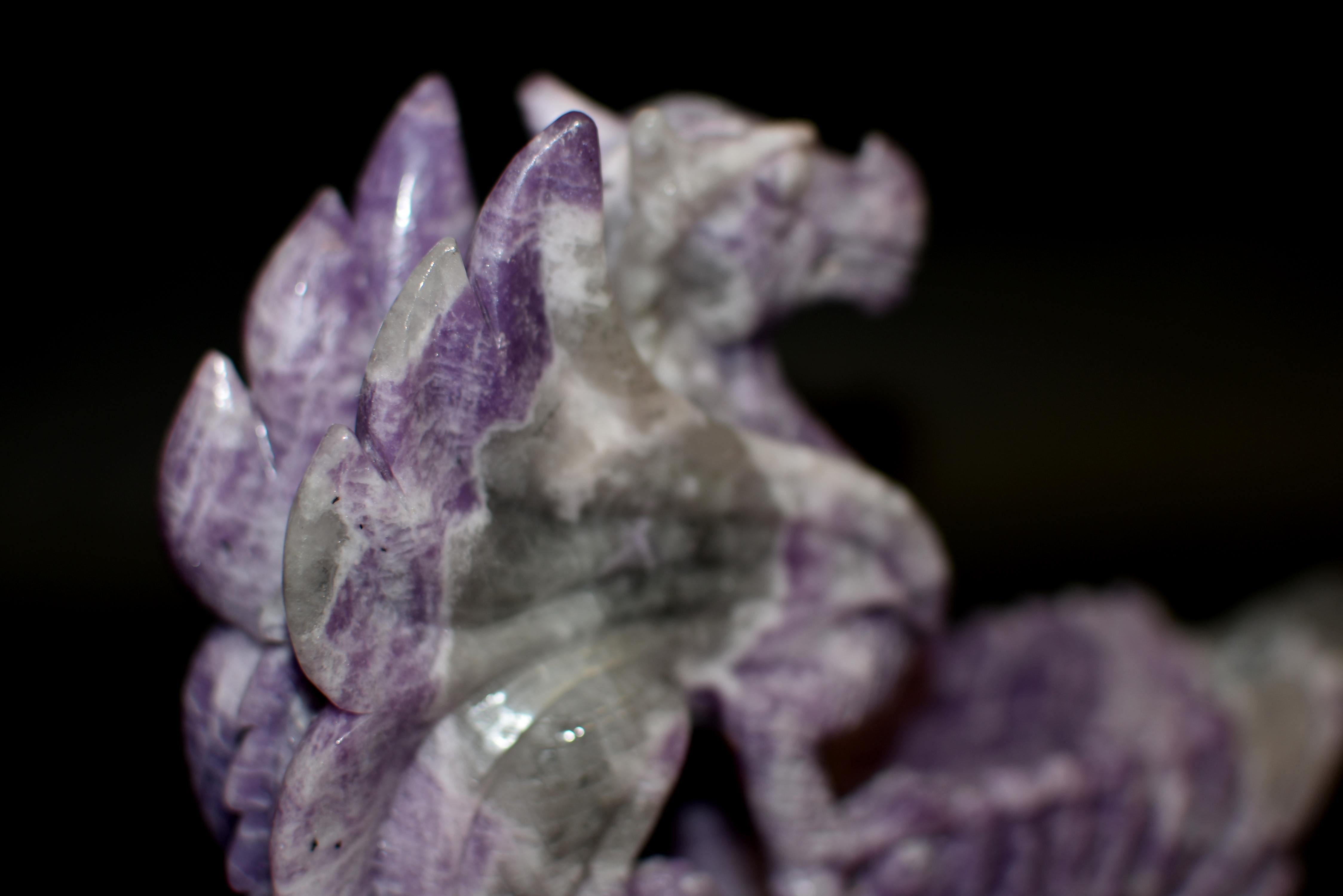 Vase à dragon en lépidolite violette  en vente 9