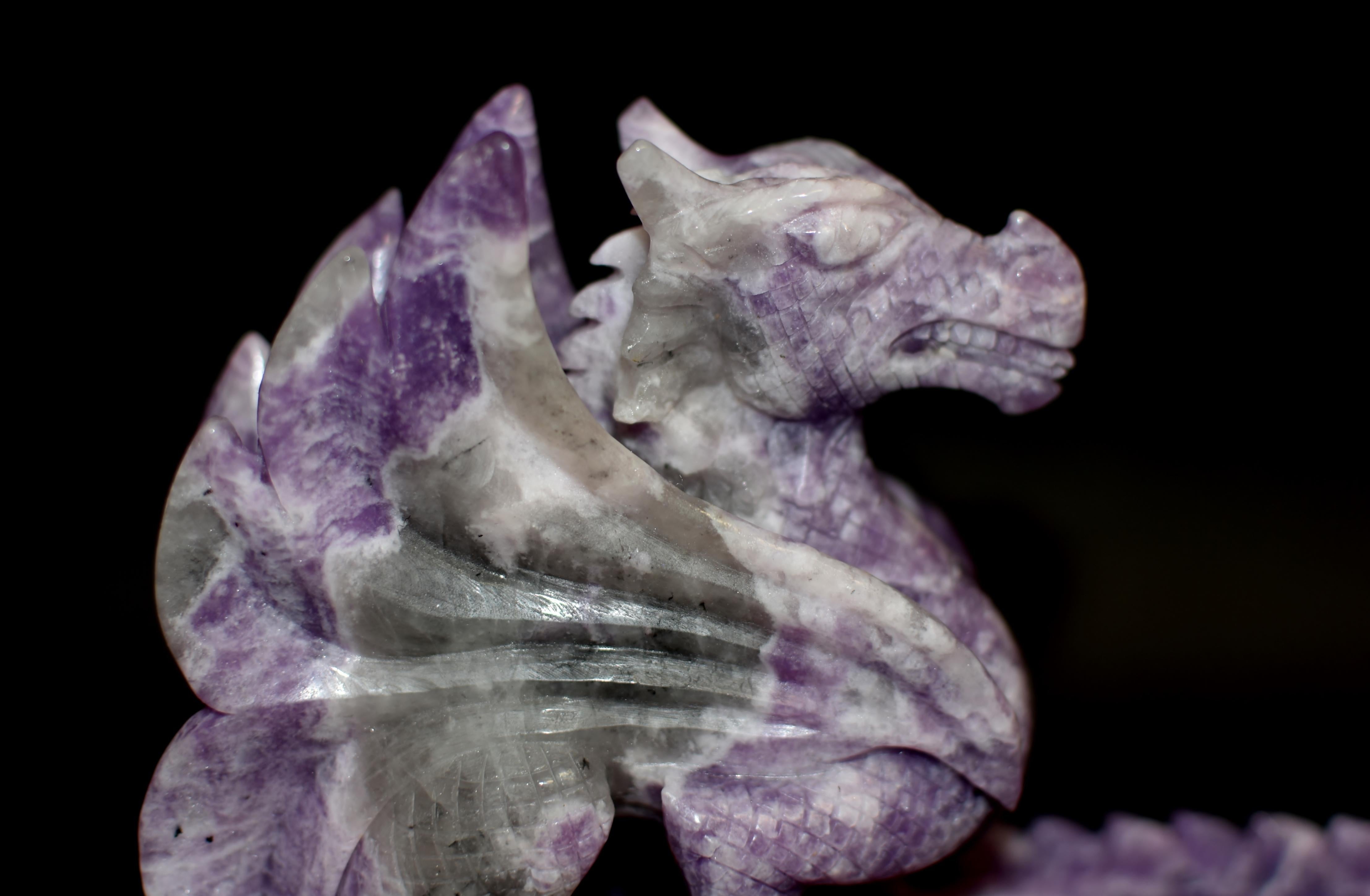 Sculpté à la main Vase à dragon en lépidolite violette  en vente