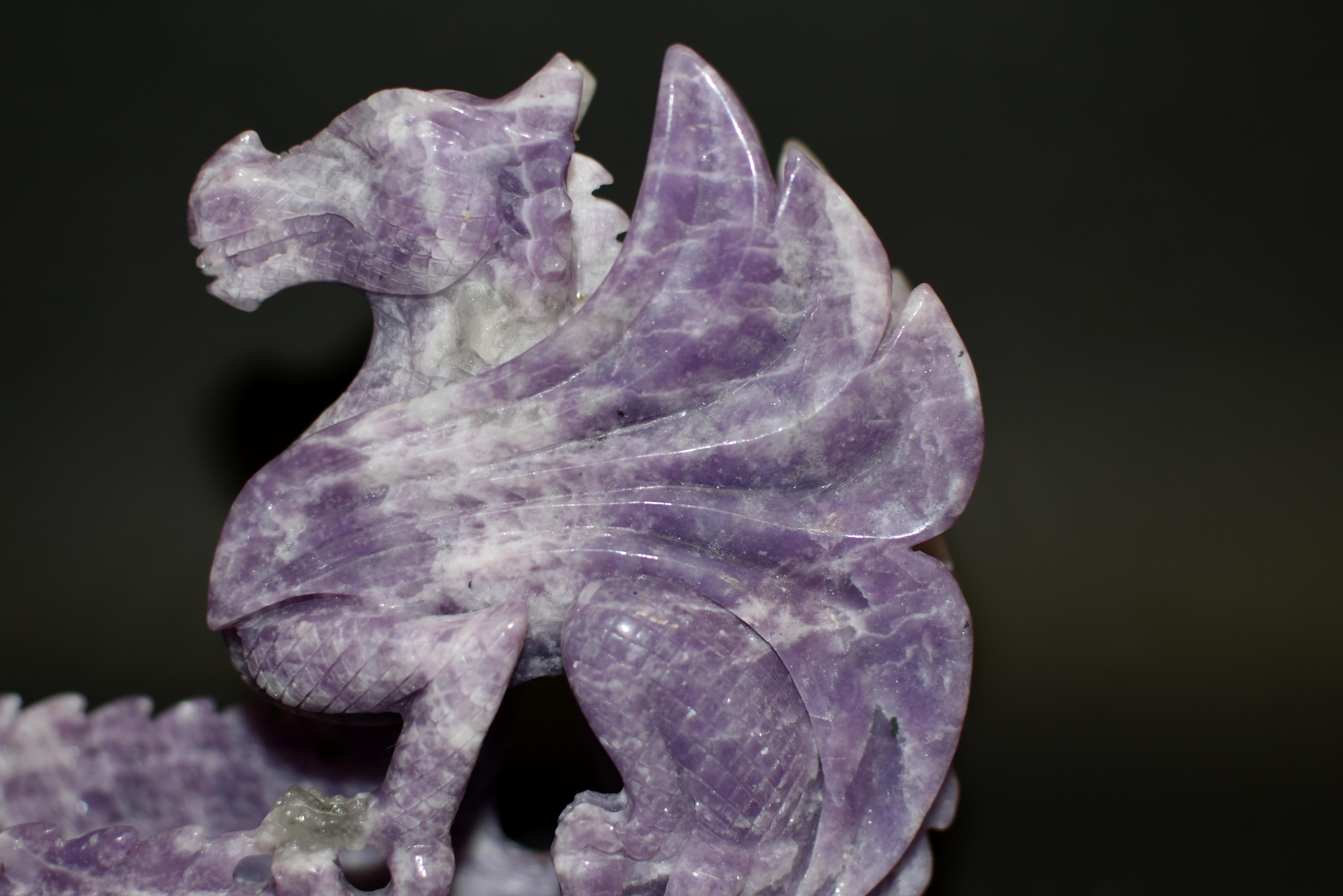 Vase à dragon en lépidolite violette  en vente 2