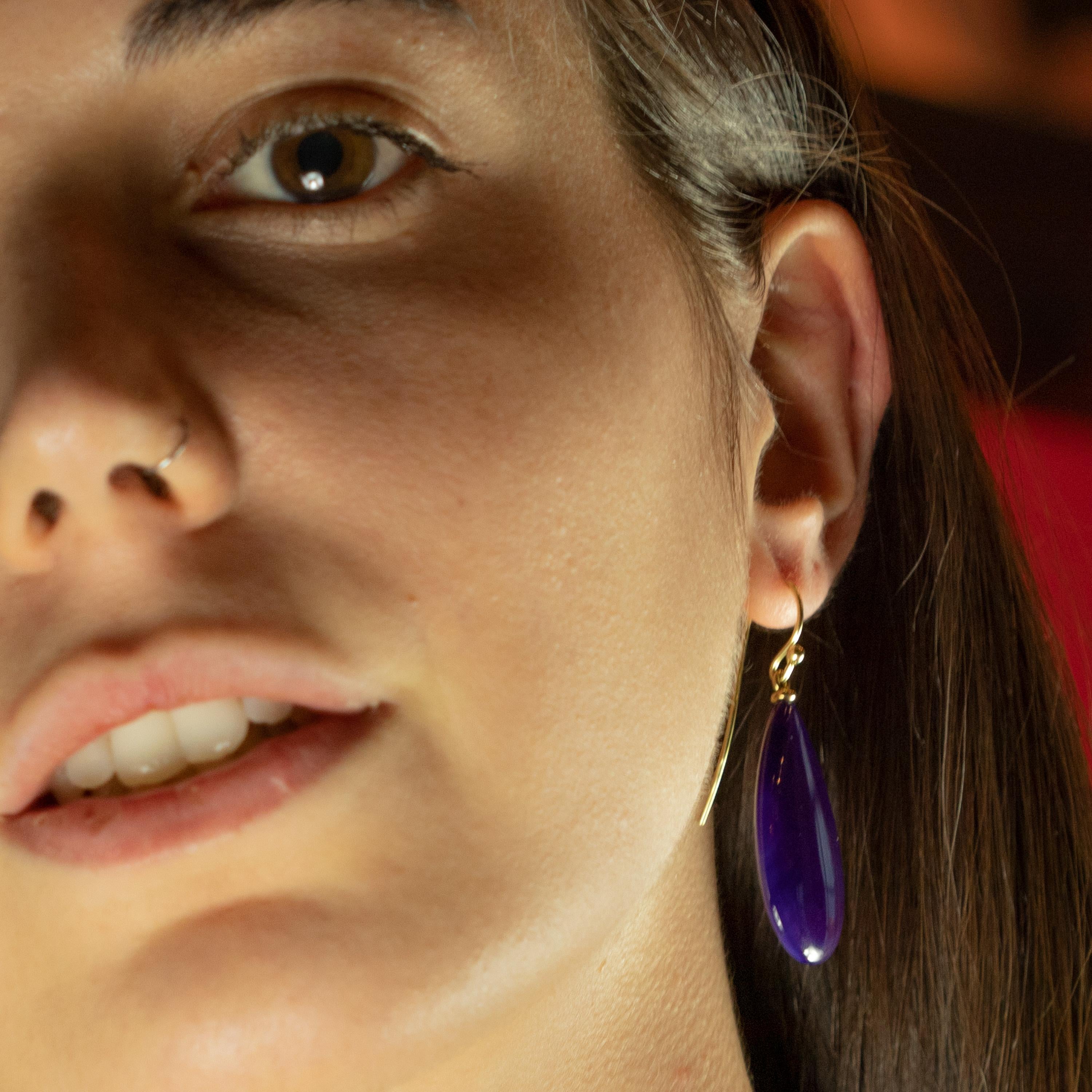 Orecchini lunghi a goccia con gancio in oro giallo 18 carati con Agata Liliaca Viola in vendita 5