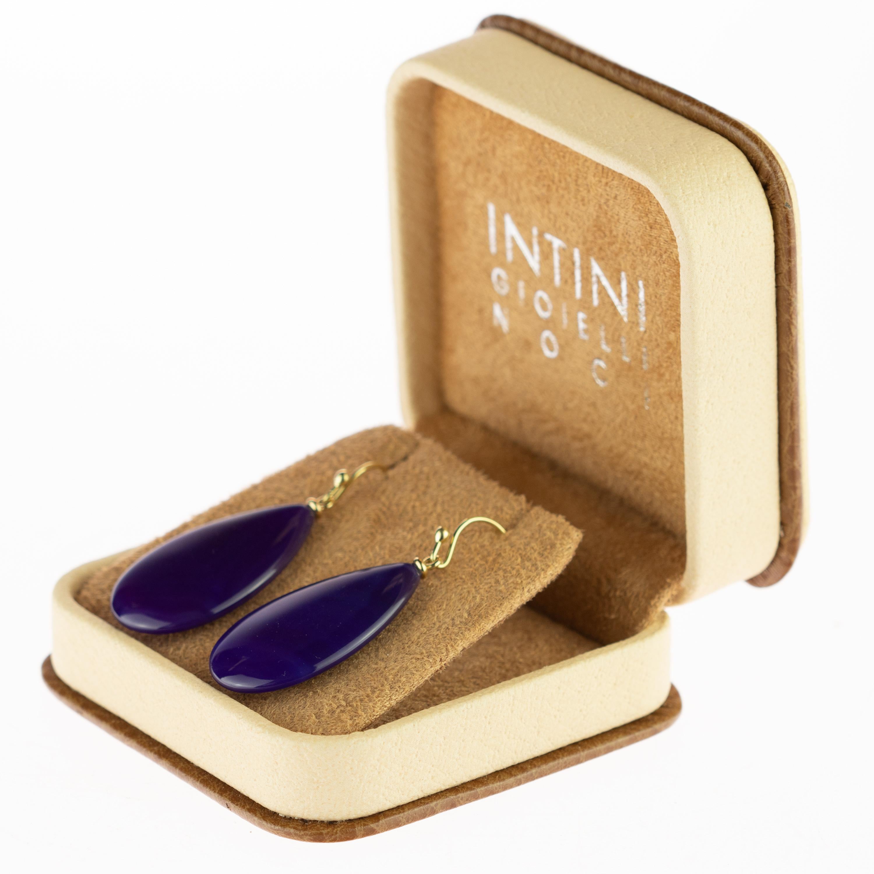 Princess pear drop earrings. Masterfully created by italians hands from 18 karat yellow gold. Each feature a stunning drop-shaped reflective pulish long and purple liliac agate tear. The ear hoops are the perfect combination of a romantiche and