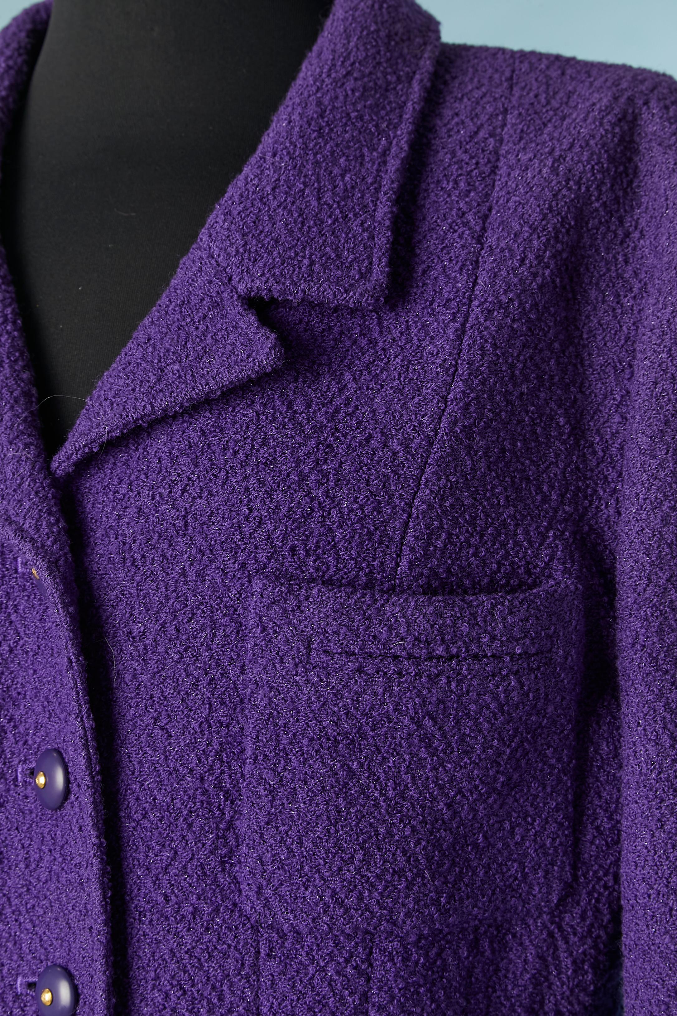 Veste longue en tweed violet avec bouton de marque. L'étiquette de composition du tissu a été coupée mais le tissu principal est probablement un mélange de laine avec un peu de lurex et la doublure marquée 