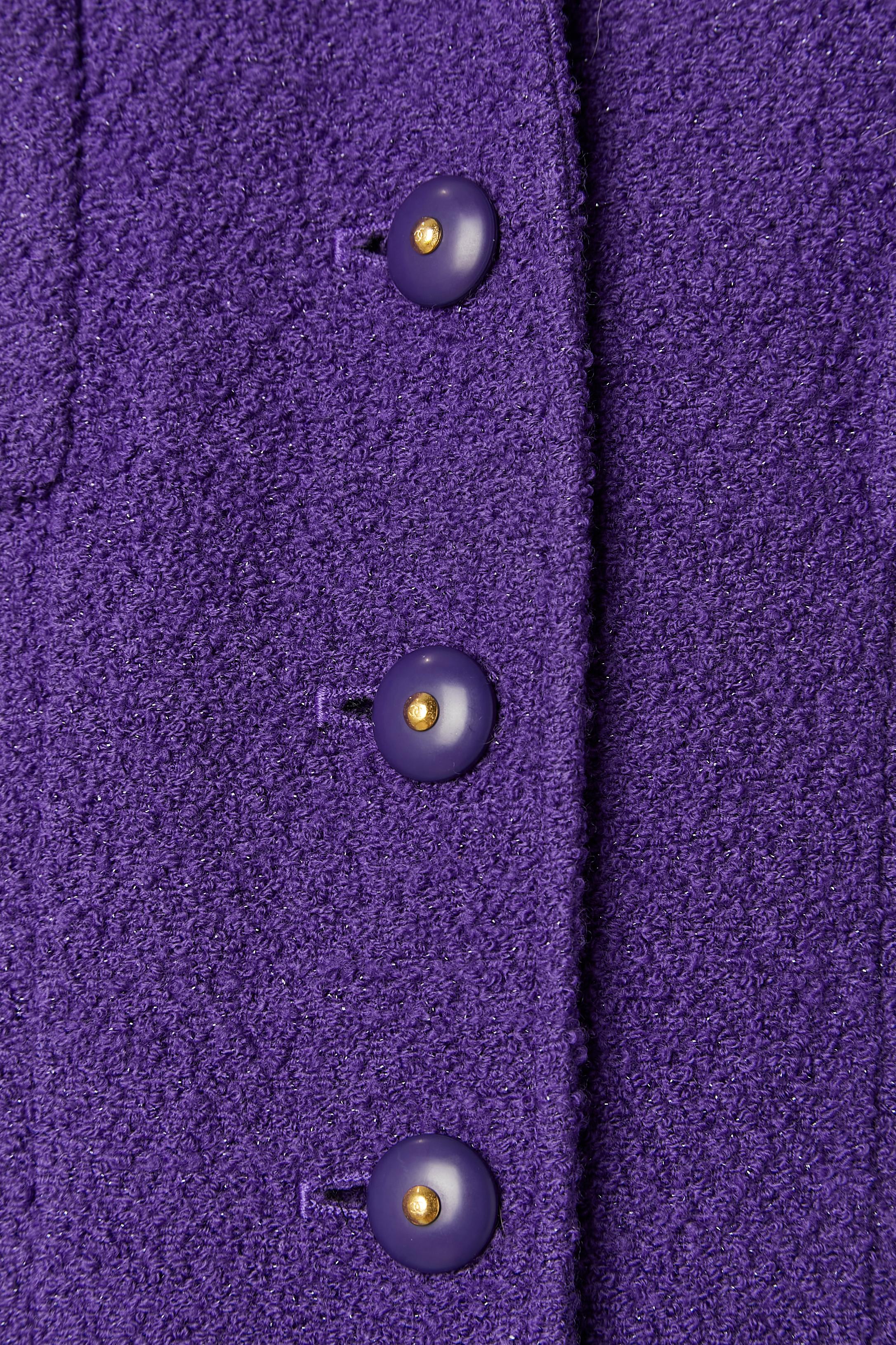 Violet Veste longue en tweed violet avec bouton de marque Chanel Boutique en vente