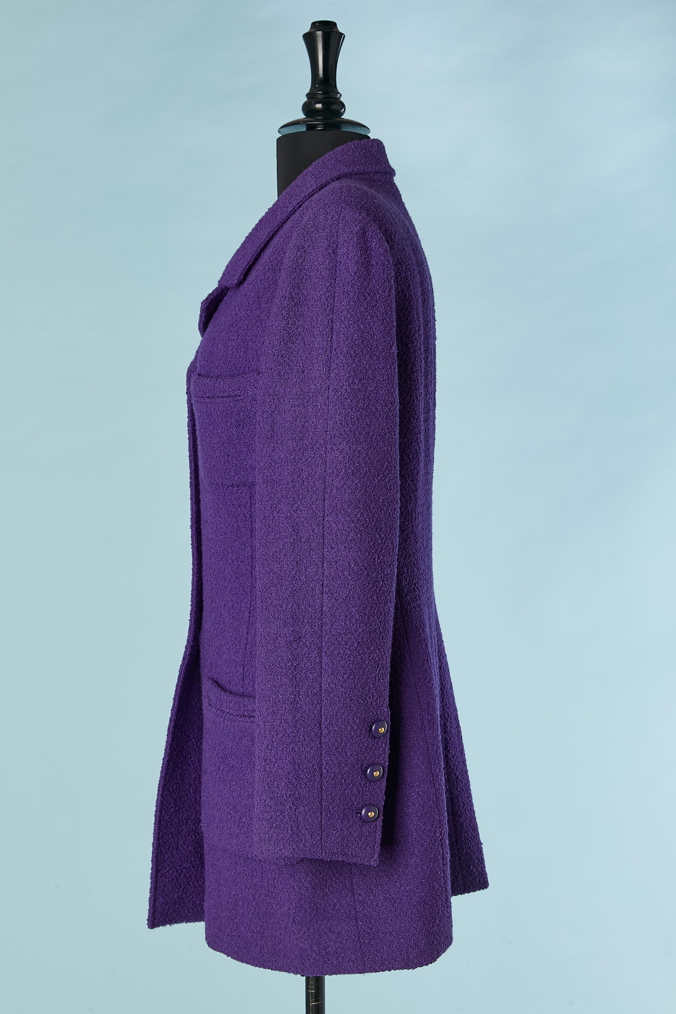 Veste longue en tweed violet avec bouton de marque Chanel Boutique Pour femmes en vente