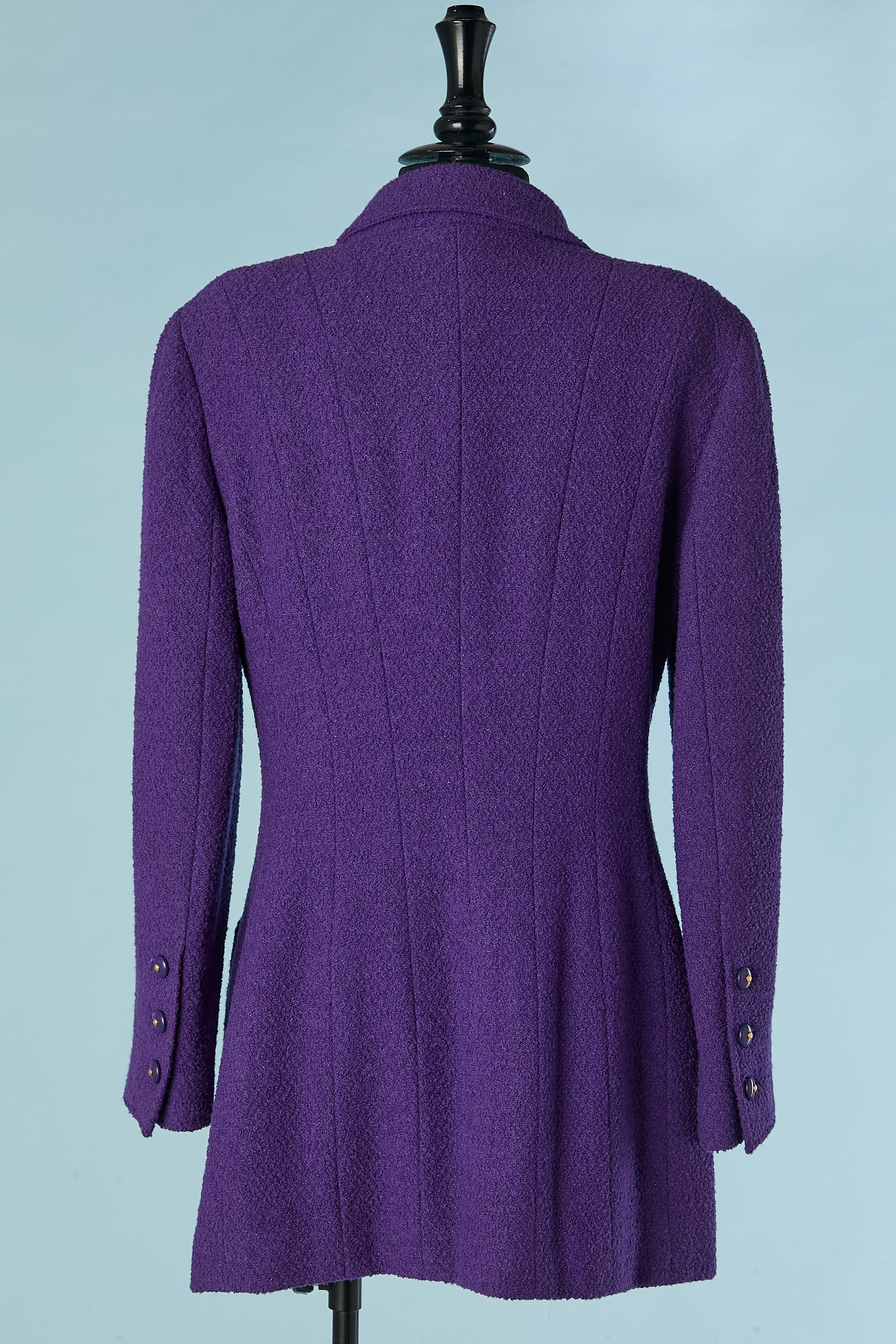 Veste longue en tweed violet avec bouton de marque Chanel Boutique en vente 2