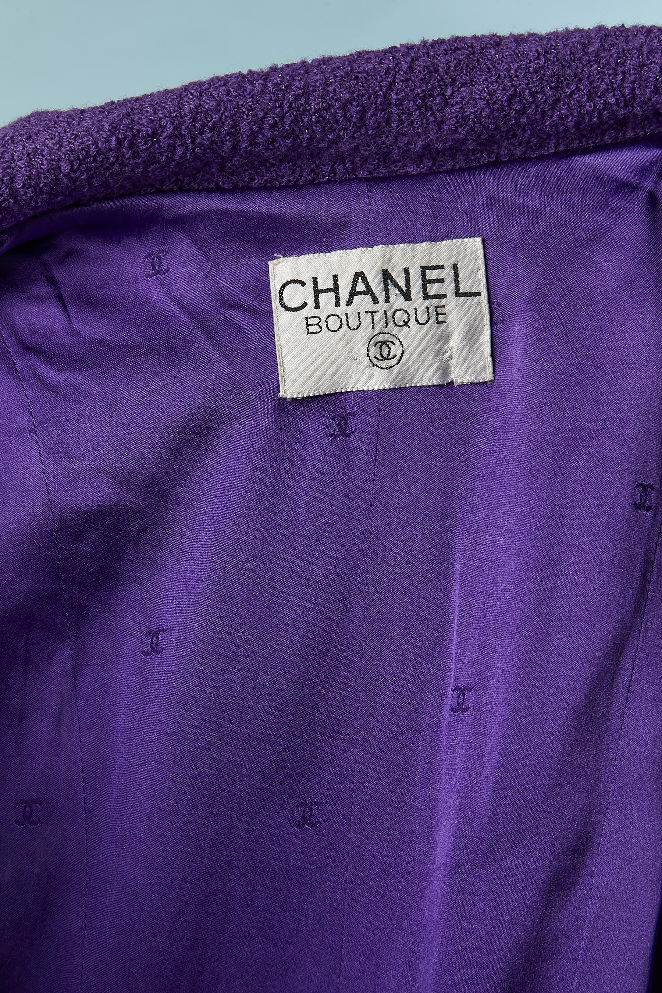 Veste longue en tweed violet avec bouton de marque Chanel Boutique en vente 3