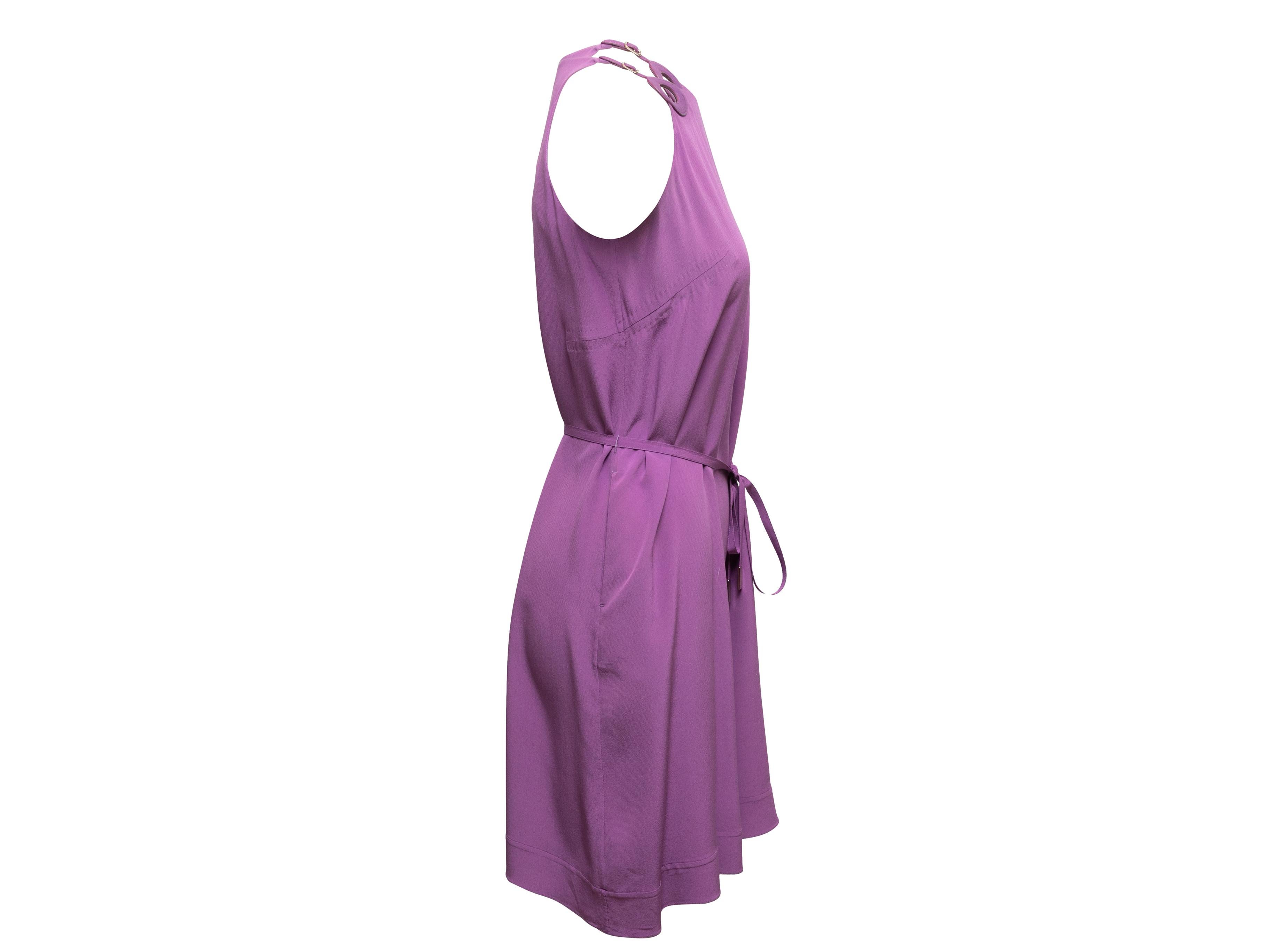 Mini abito senza maniche in seta viola di Loro Piana. Girocollo. Fibbia con anello a O in pelle sul cinturino. Accento di cravatta in vita. Seno di 32,5
