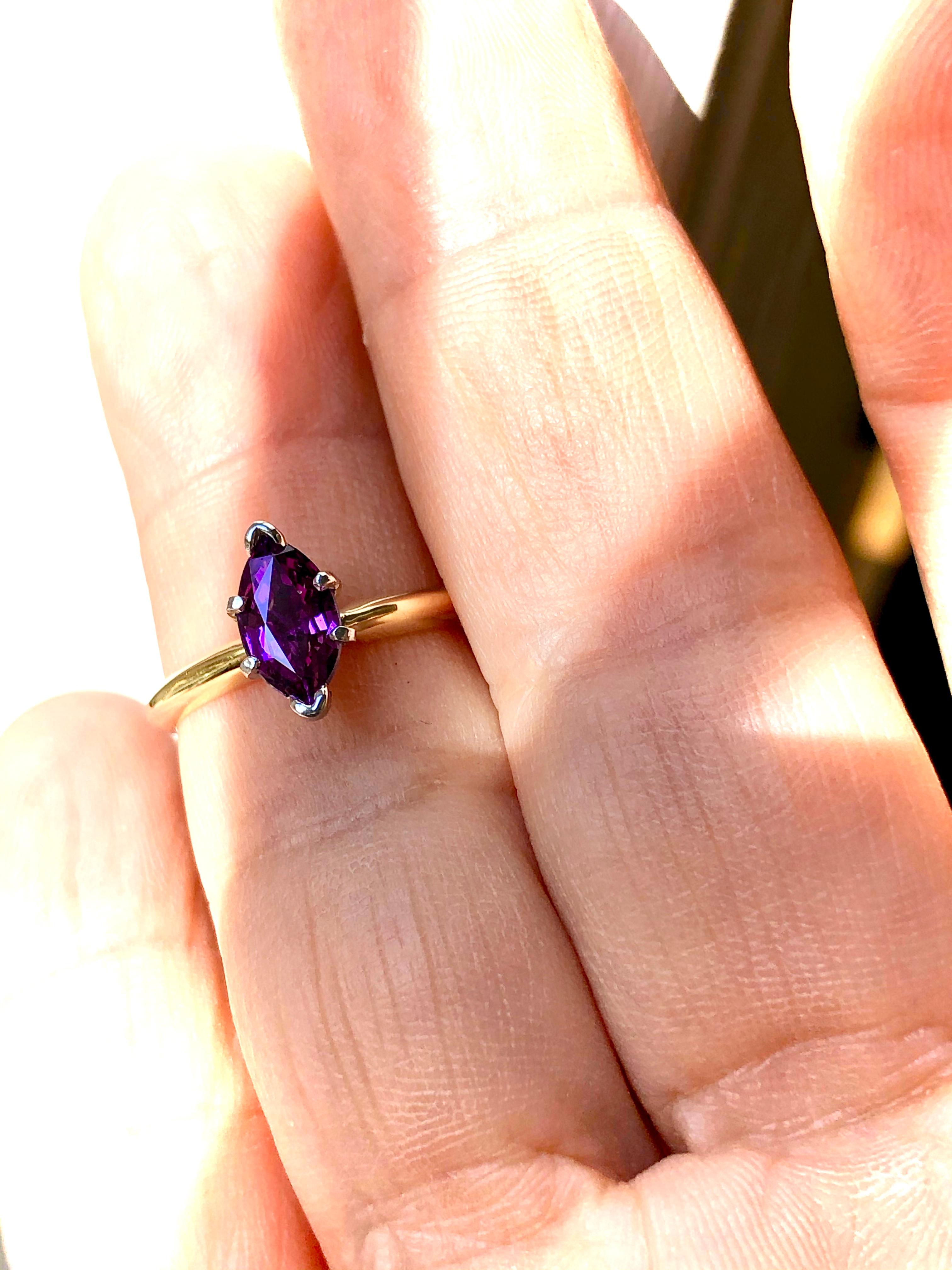 Art déco Bague de fiançailles en or 18 carats et platine avec saphir marquise violet en vente