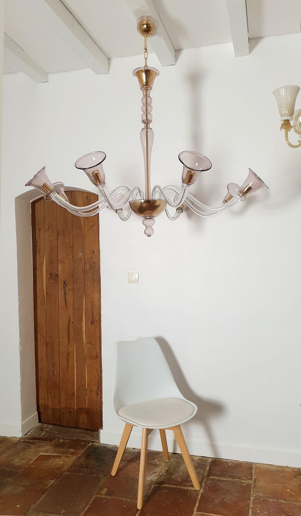 Large Mid Century Modern Murano glass chandelier, Seguso style, Italy 1980s.
The hand blown chandelier is made of a thin delicate light purple color Murano glass.
The curved Murano arms are transparent and purple.
The Murano chandelier has gold