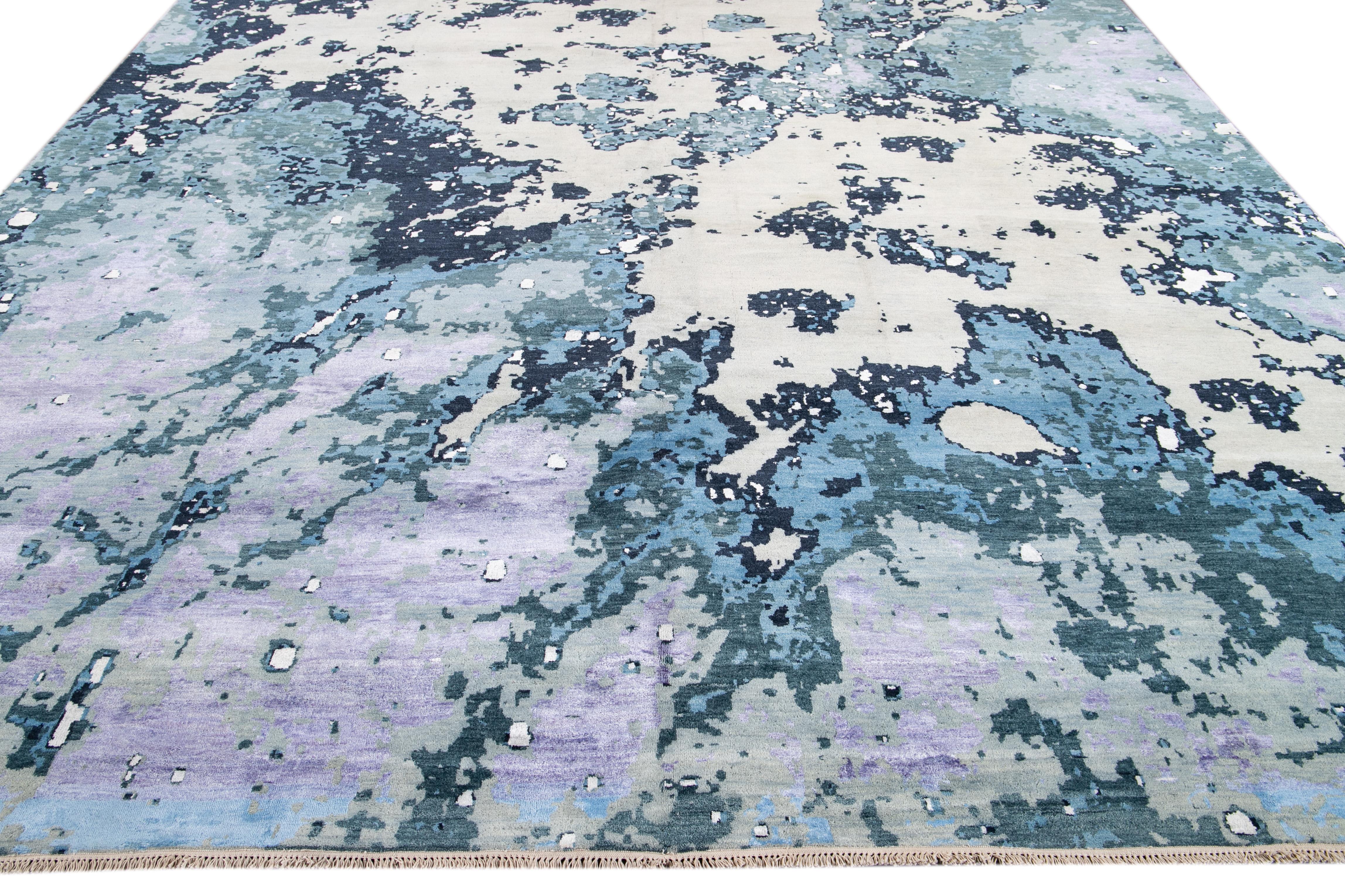 Moderne Tapis moderne abstrait violet en laine et soie en vente