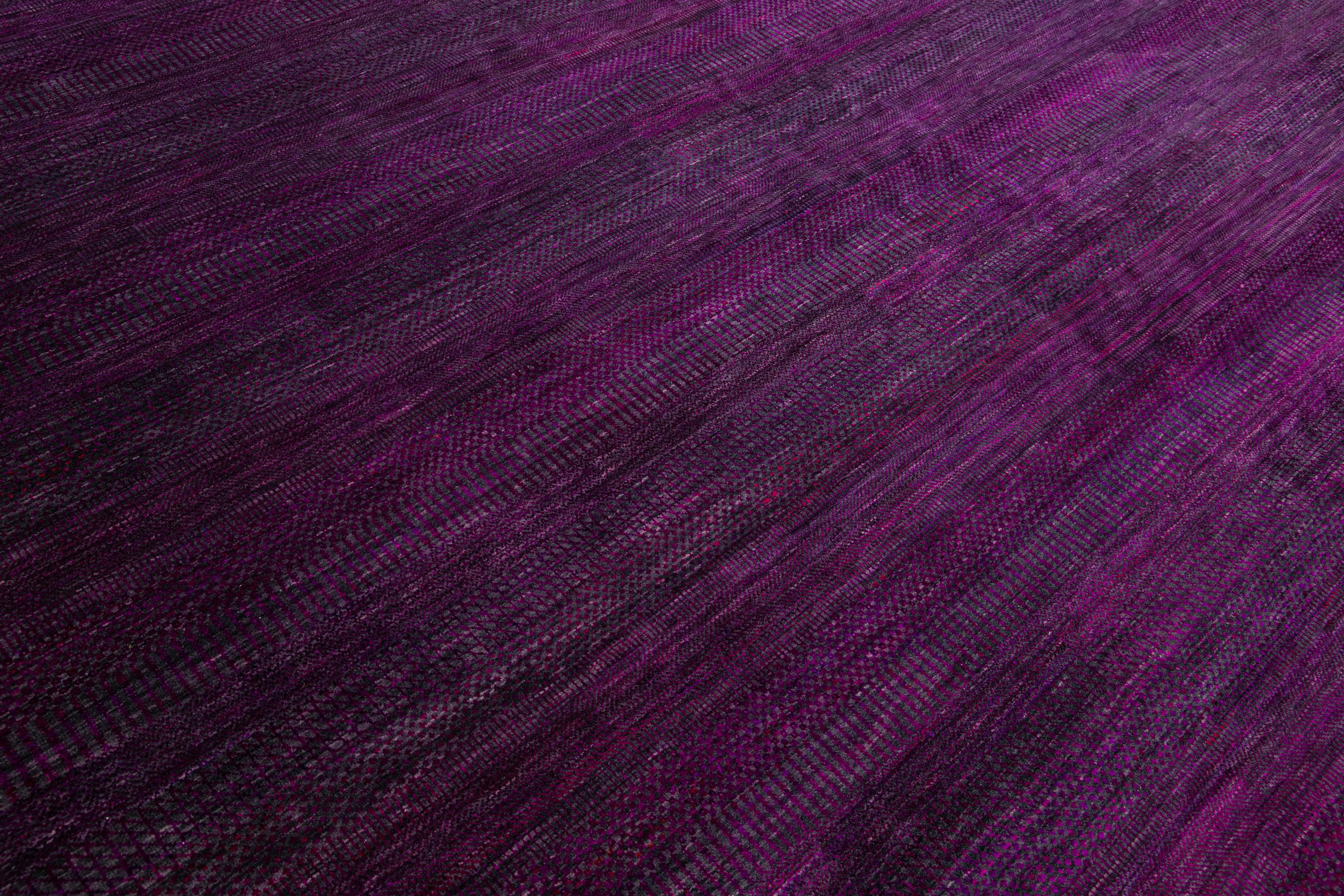 Moderner, handgefertigter, geometrischer, quadratischer Savannah-Wollteppich in Violett im Angebot 3