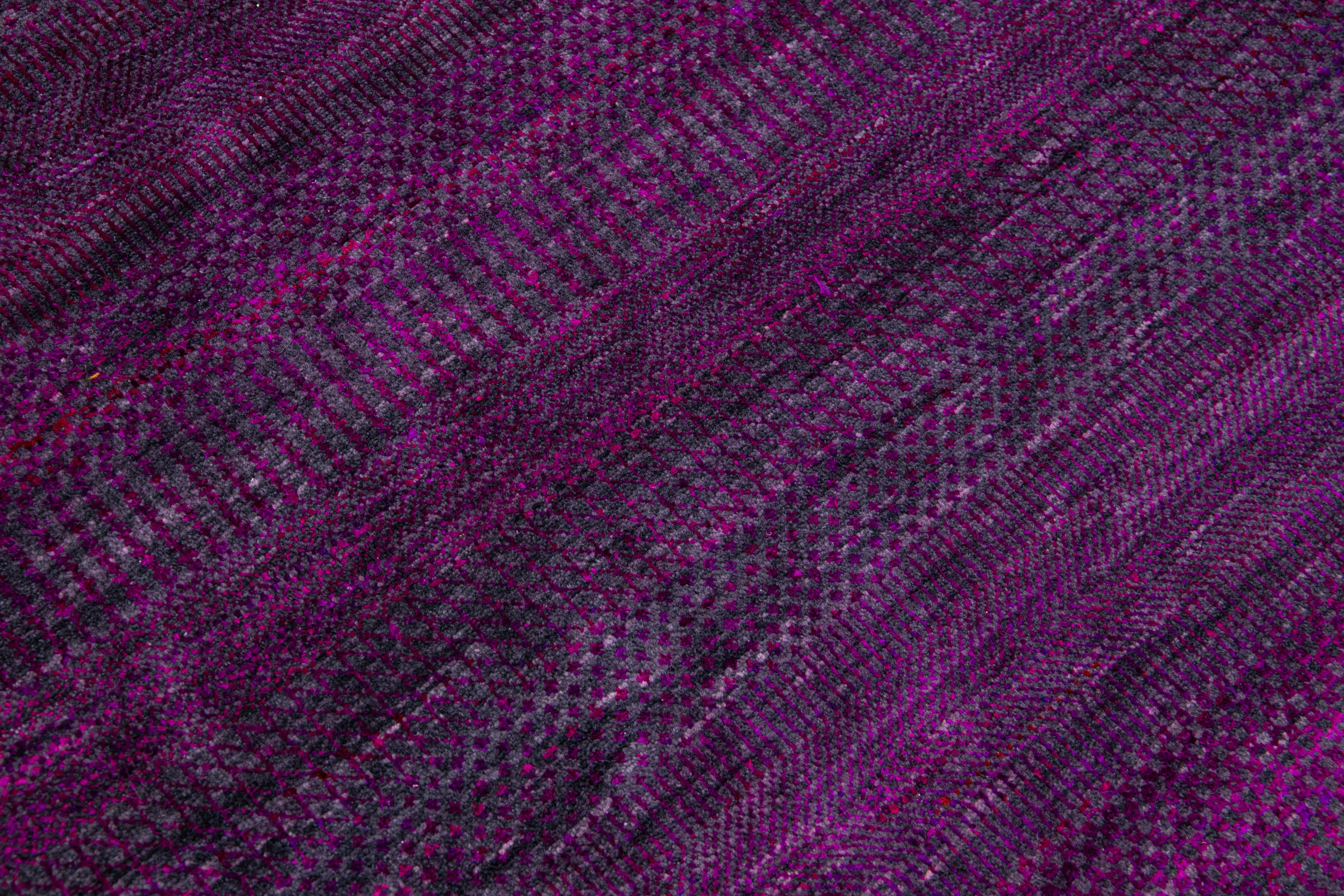 Moderner, handgefertigter, geometrischer, quadratischer Savannah-Wollteppich in Violett im Angebot 4