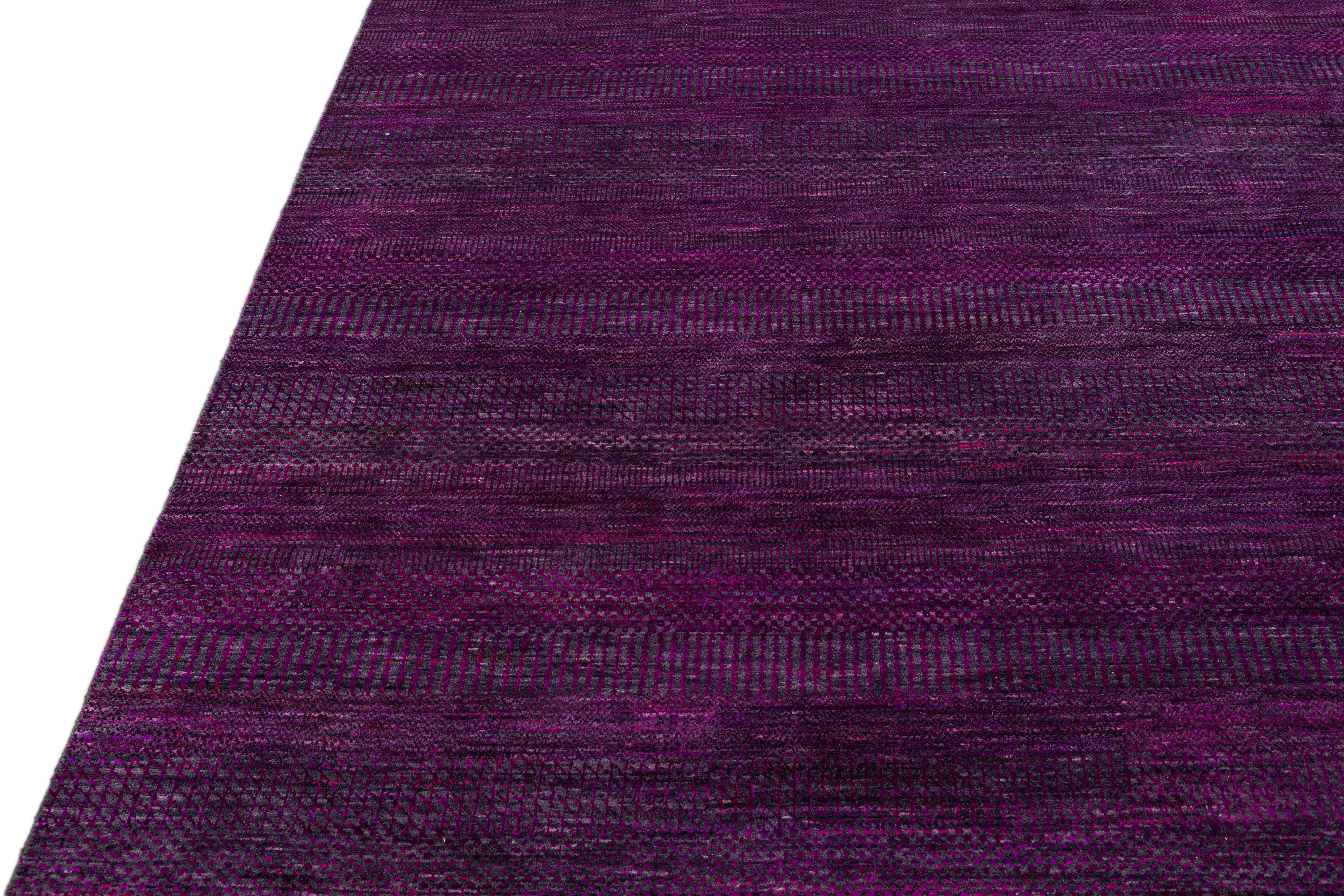 Moderner, handgefertigter, geometrischer, quadratischer Savannah-Wollteppich in Violett im Angebot 5