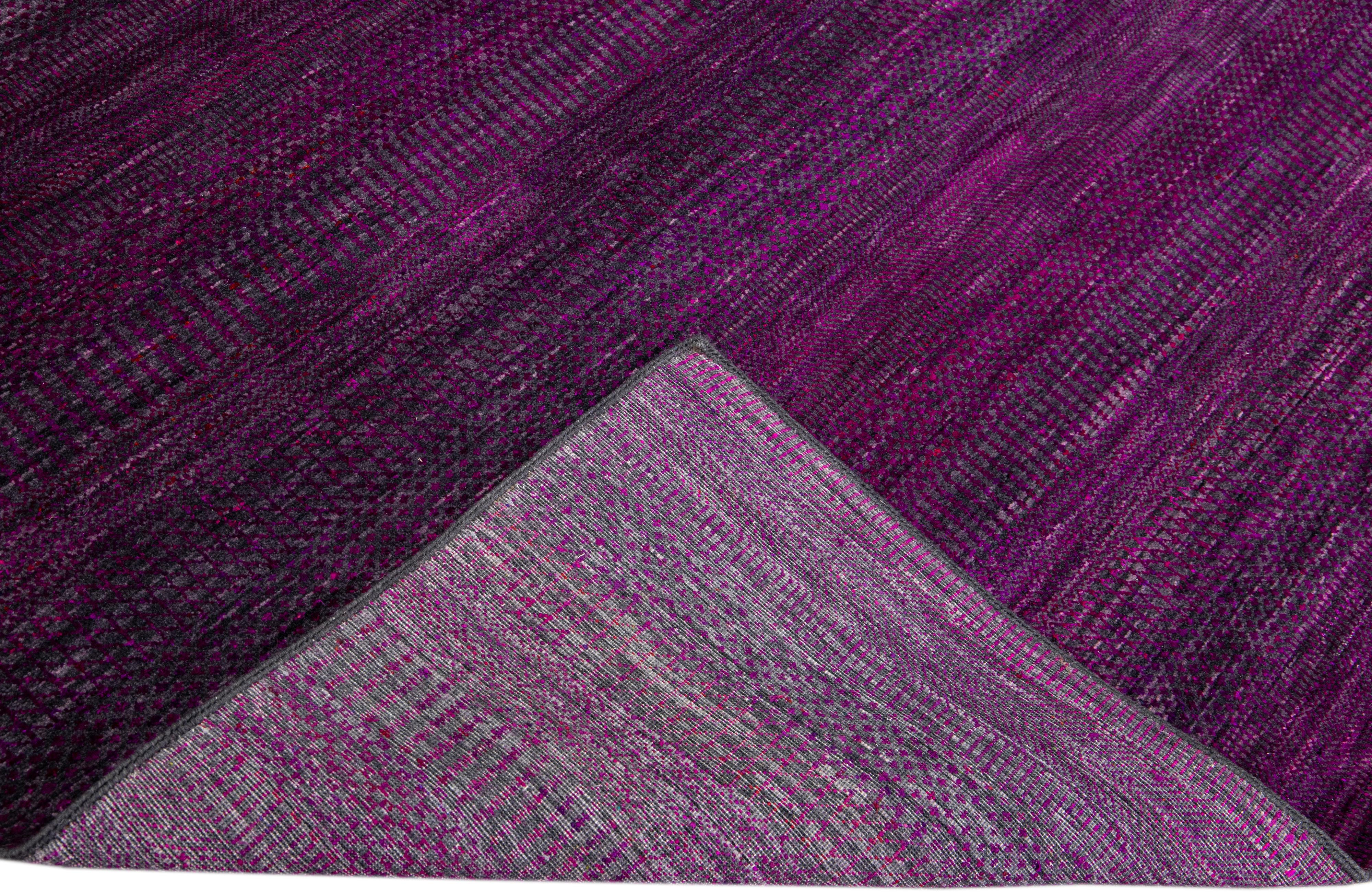 Wunderschöner handgeknüpfter Savannah-Teppich aus Wolle mit einem fein detaillierten violetten Feld in einem geometrischen Allover-Muster.

Dieser Teppich misst: 10