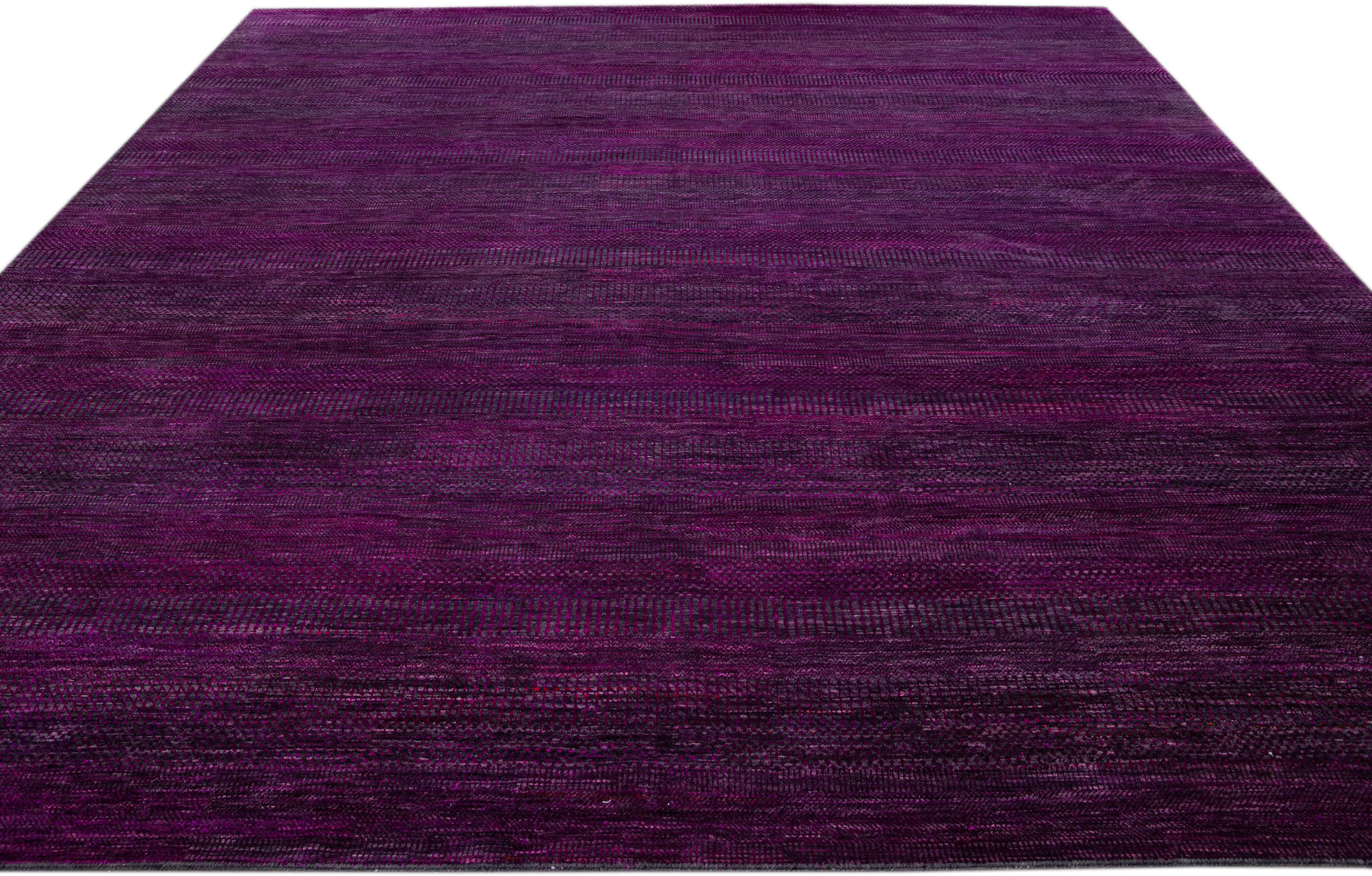 Moderner, handgefertigter, geometrischer, quadratischer Savannah-Wollteppich in Violett (Indisch) im Angebot