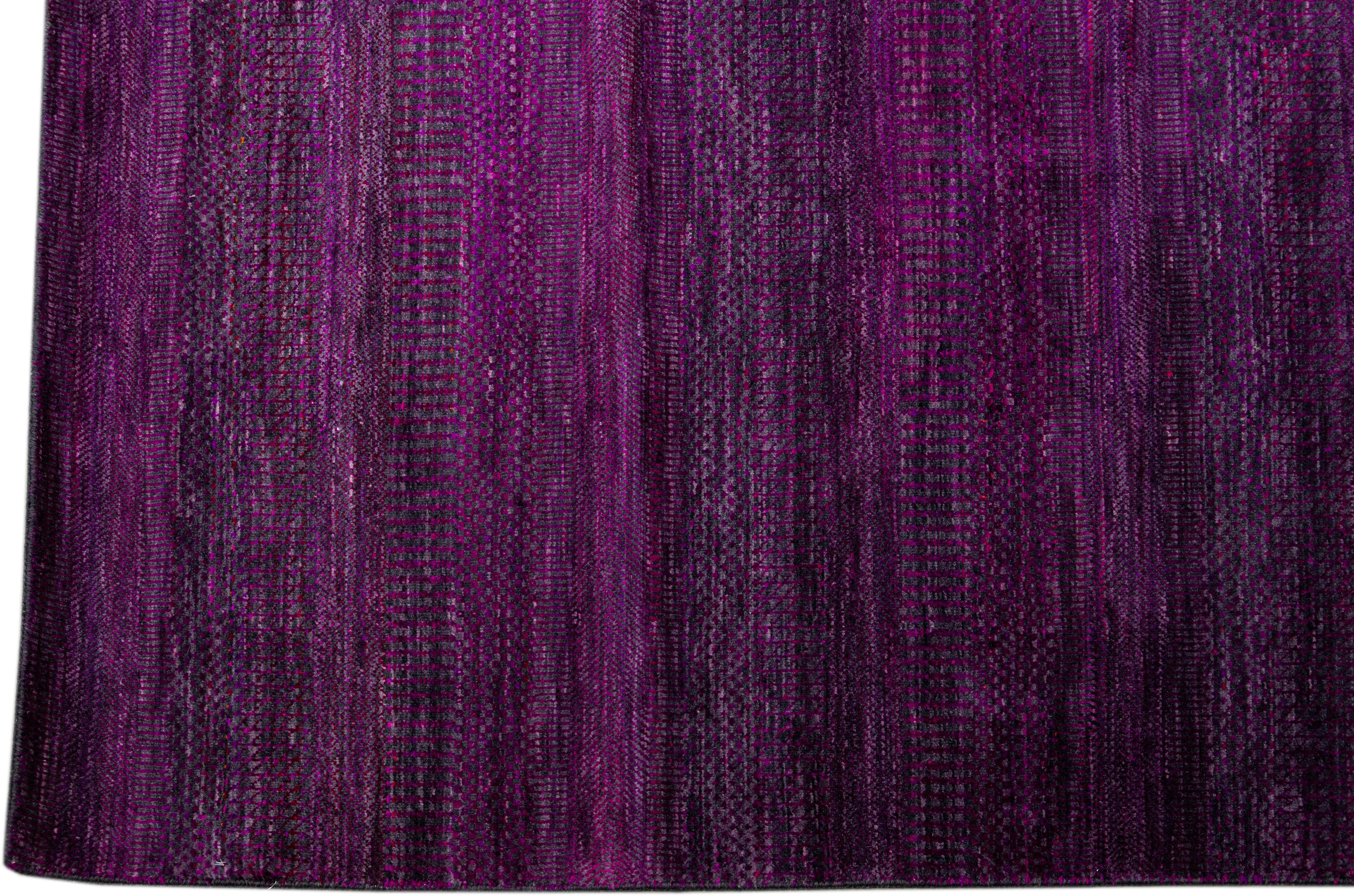 Moderner, handgefertigter, geometrischer, quadratischer Savannah-Wollteppich in Violett (Handgeknüpft) im Angebot