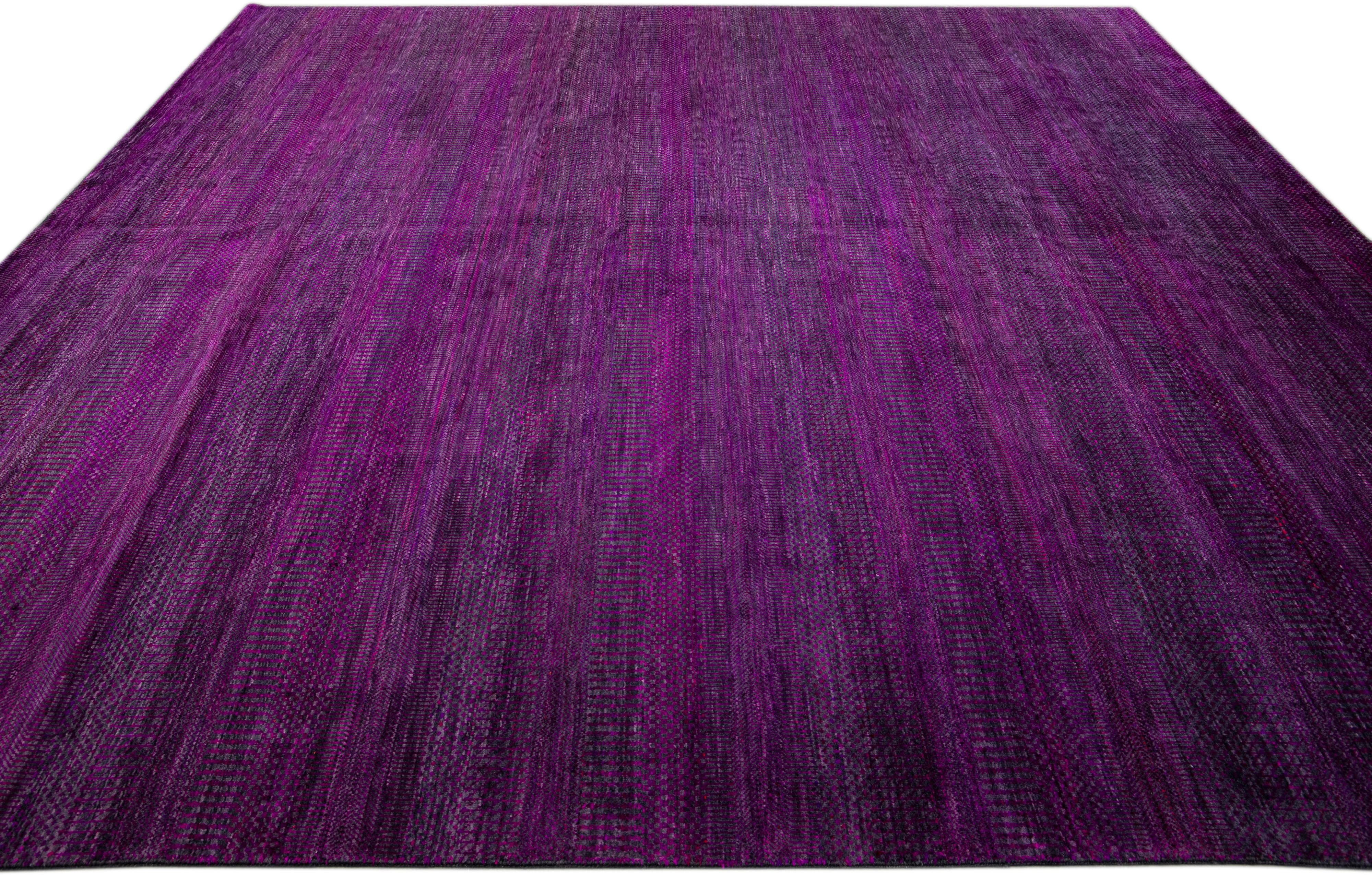 Moderner, handgefertigter, geometrischer, quadratischer Savannah-Wollteppich in Violett im Zustand „Neu“ im Angebot in Norwalk, CT