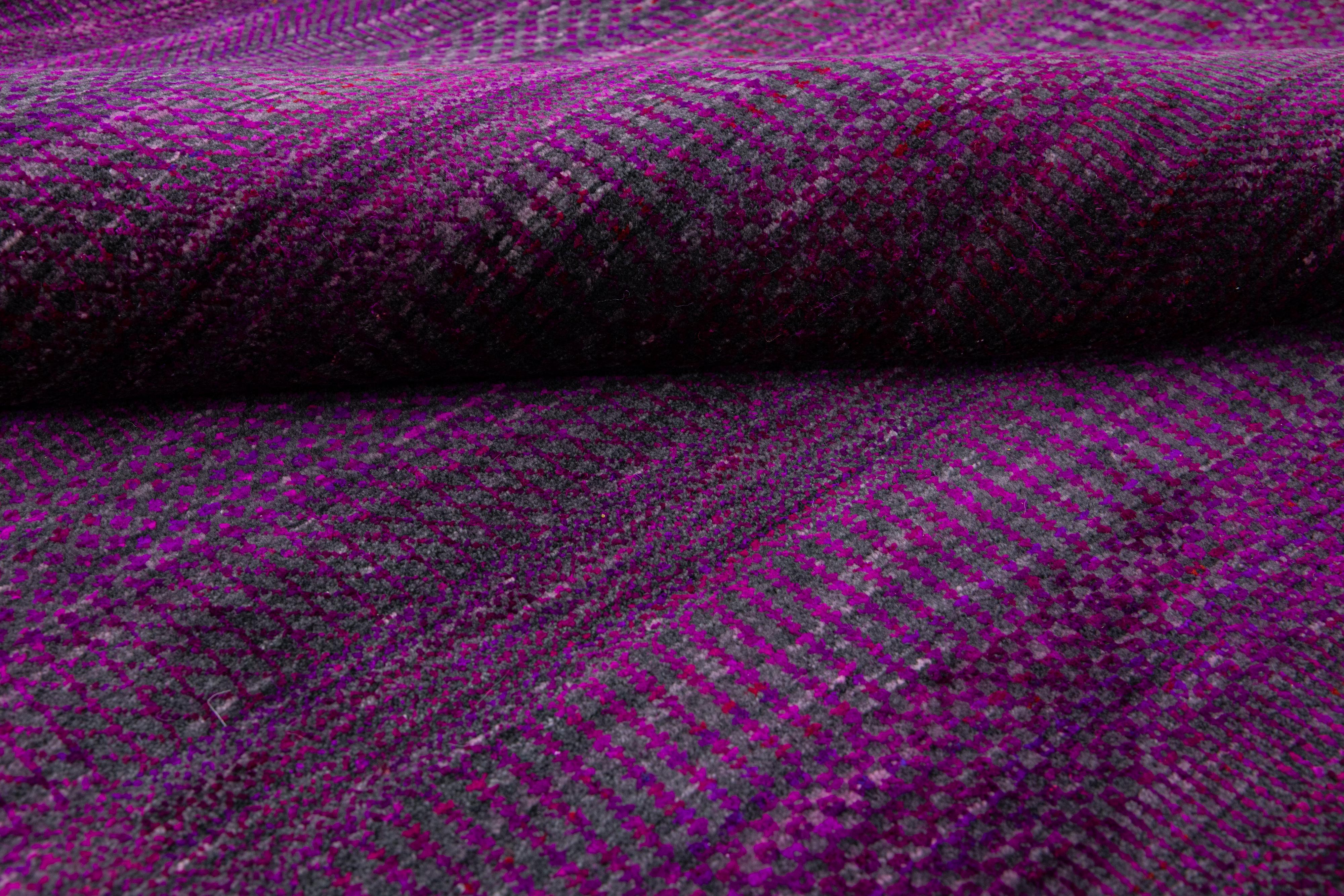Moderner, handgefertigter, geometrischer, quadratischer Savannah-Wollteppich in Violett (21. Jahrhundert und zeitgenössisch) im Angebot