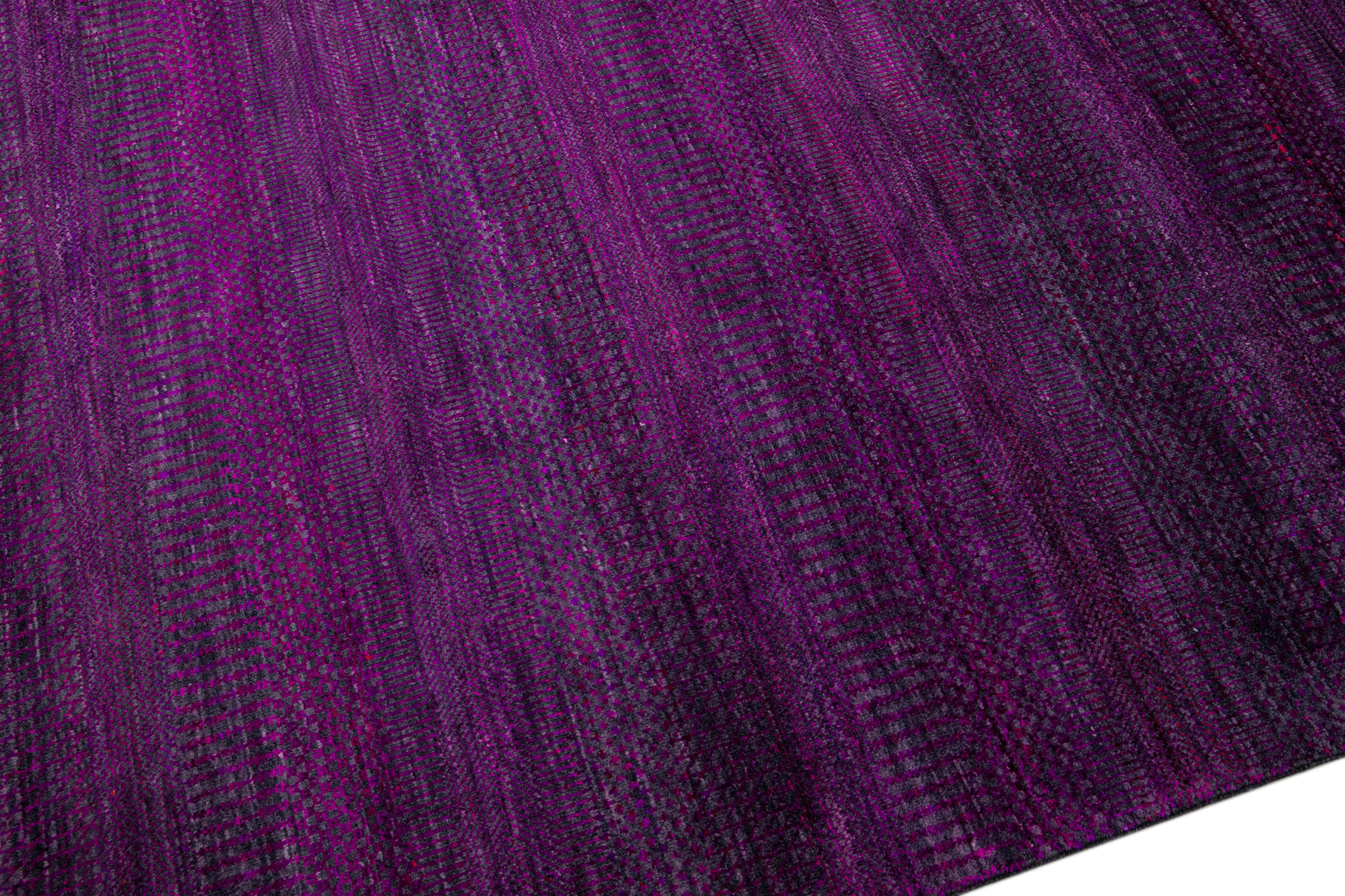Moderner, handgefertigter, geometrischer, quadratischer Savannah-Wollteppich in Violett (Wolle) im Angebot