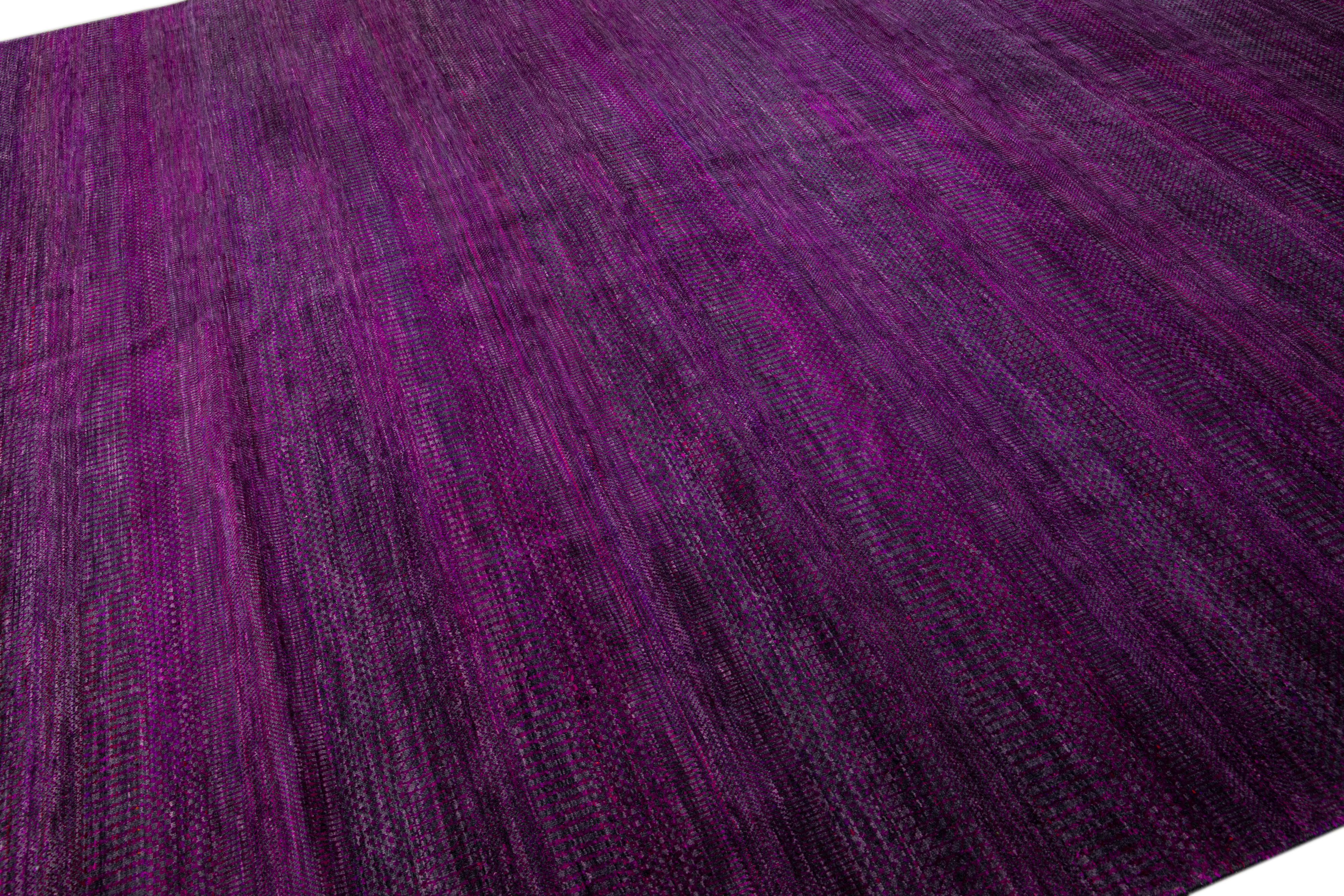 Moderner, handgefertigter, geometrischer, quadratischer Savannah-Wollteppich in Violett im Angebot 1