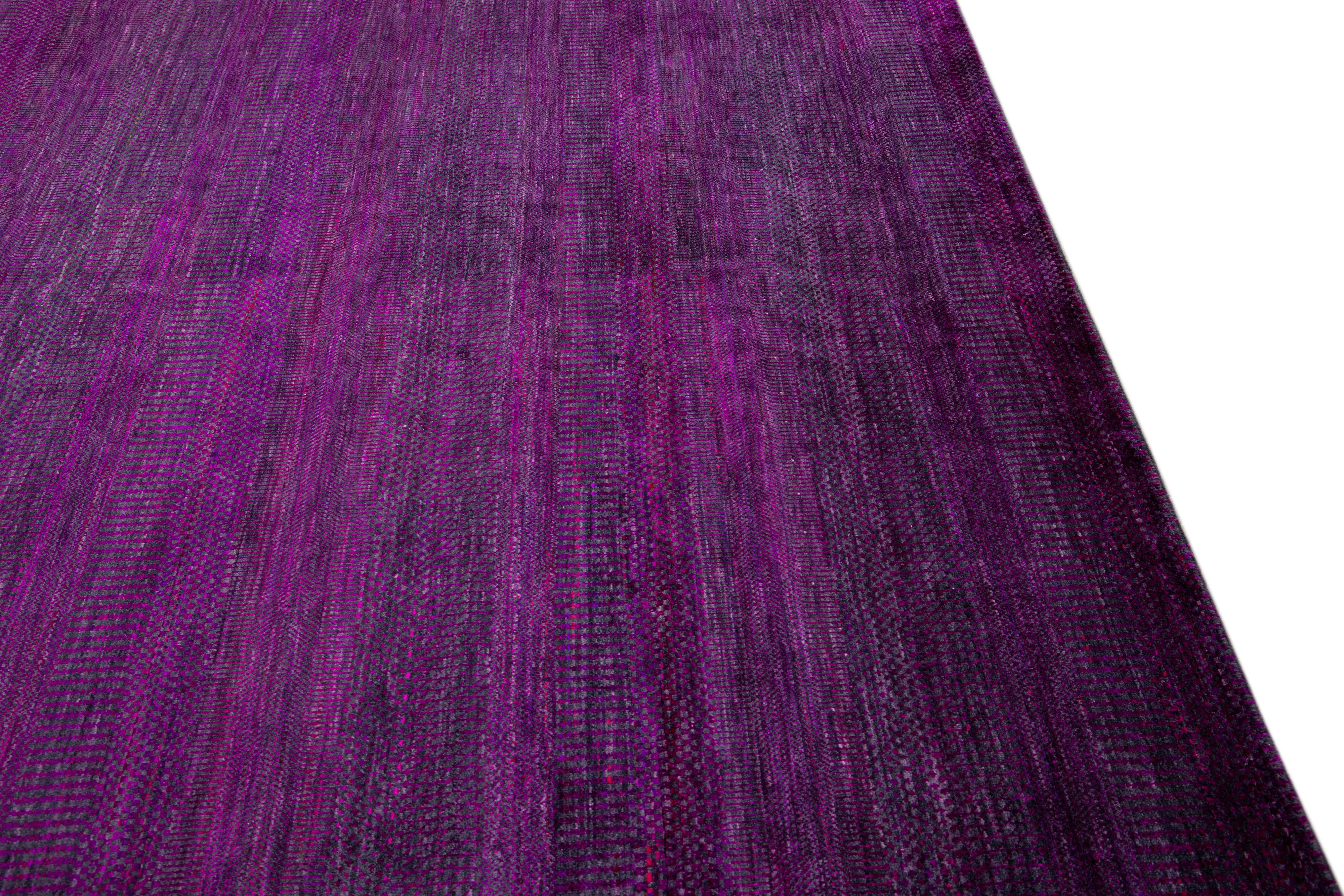 Moderner, handgefertigter, geometrischer, quadratischer Savannah-Wollteppich in Violett im Angebot 2
