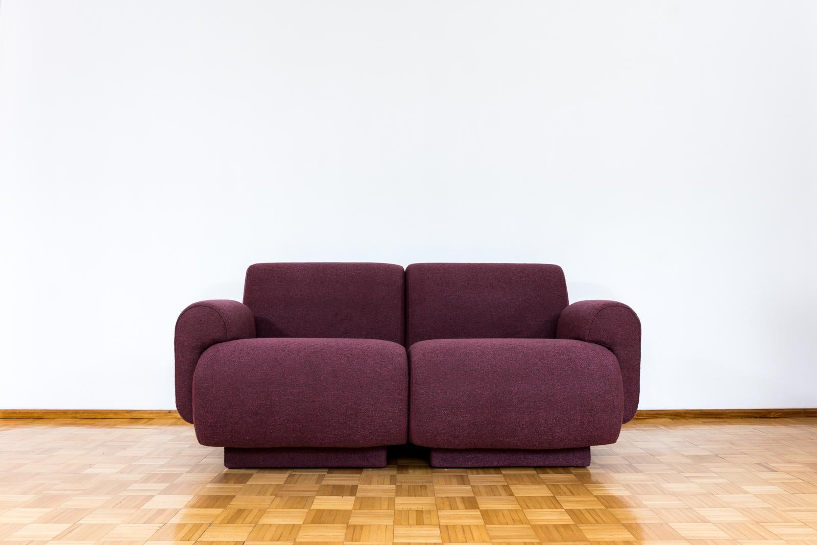 Canapé modulaire de la fabrique de meubles Oelsa à Rabenau, Allemagne, 1978.
Entièrement recouvert d'un tissu souple violet foncé.
Ce canapé deux places est modulable et peut facilement se transformer en 2 fauteuils (tous les accoudoirs sont
