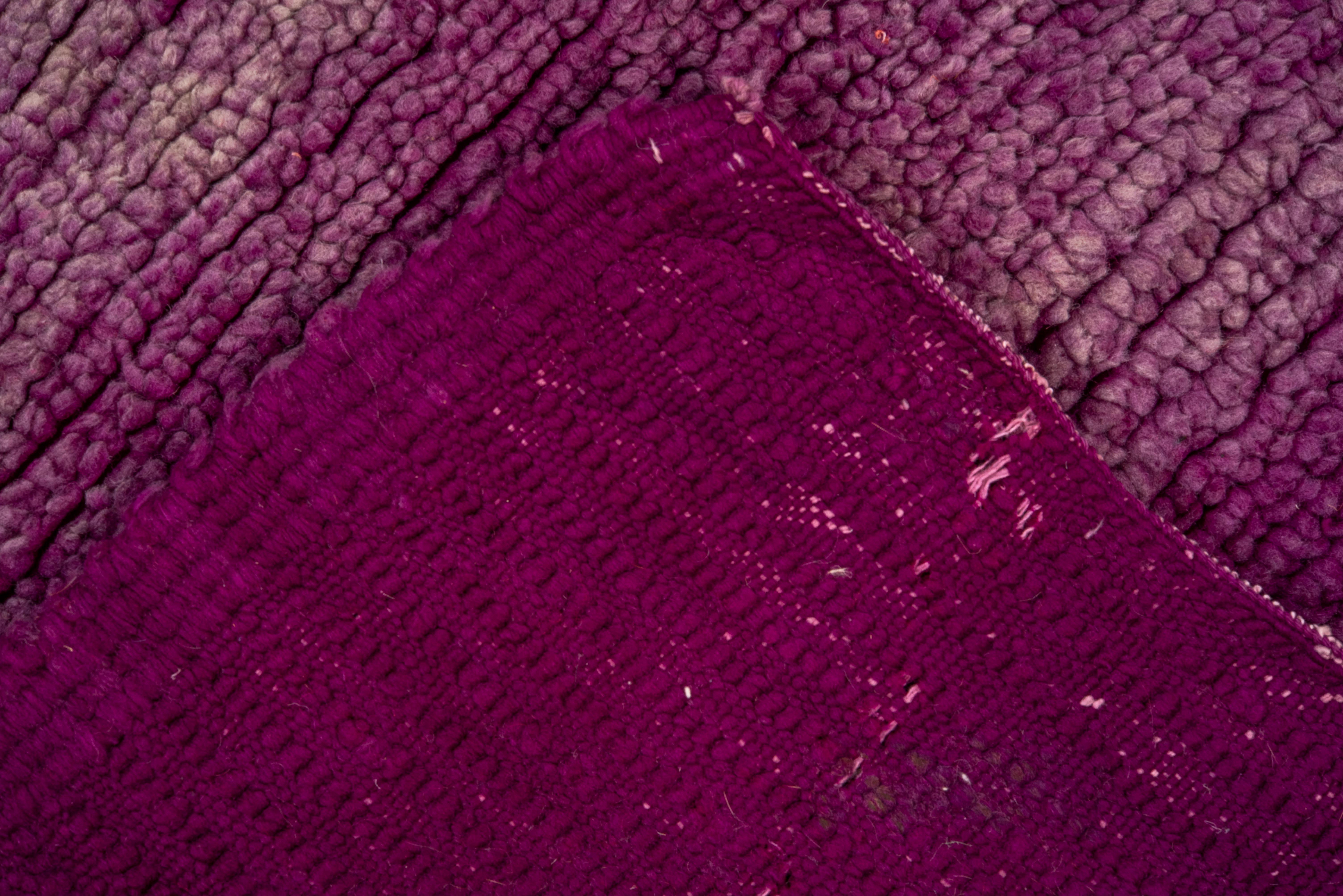 Noué à la main Tapis de couloir marocain violet 1930 en vente