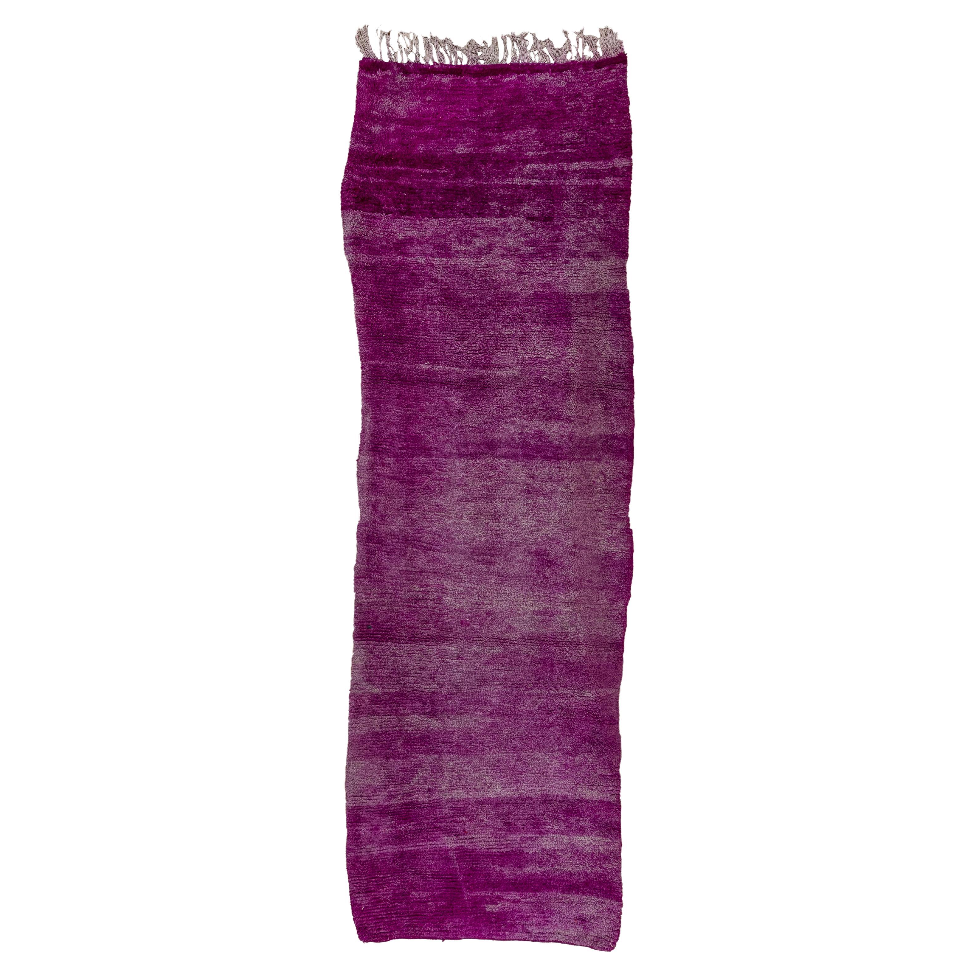 Tapis de couloir marocain violet 1930 en vente