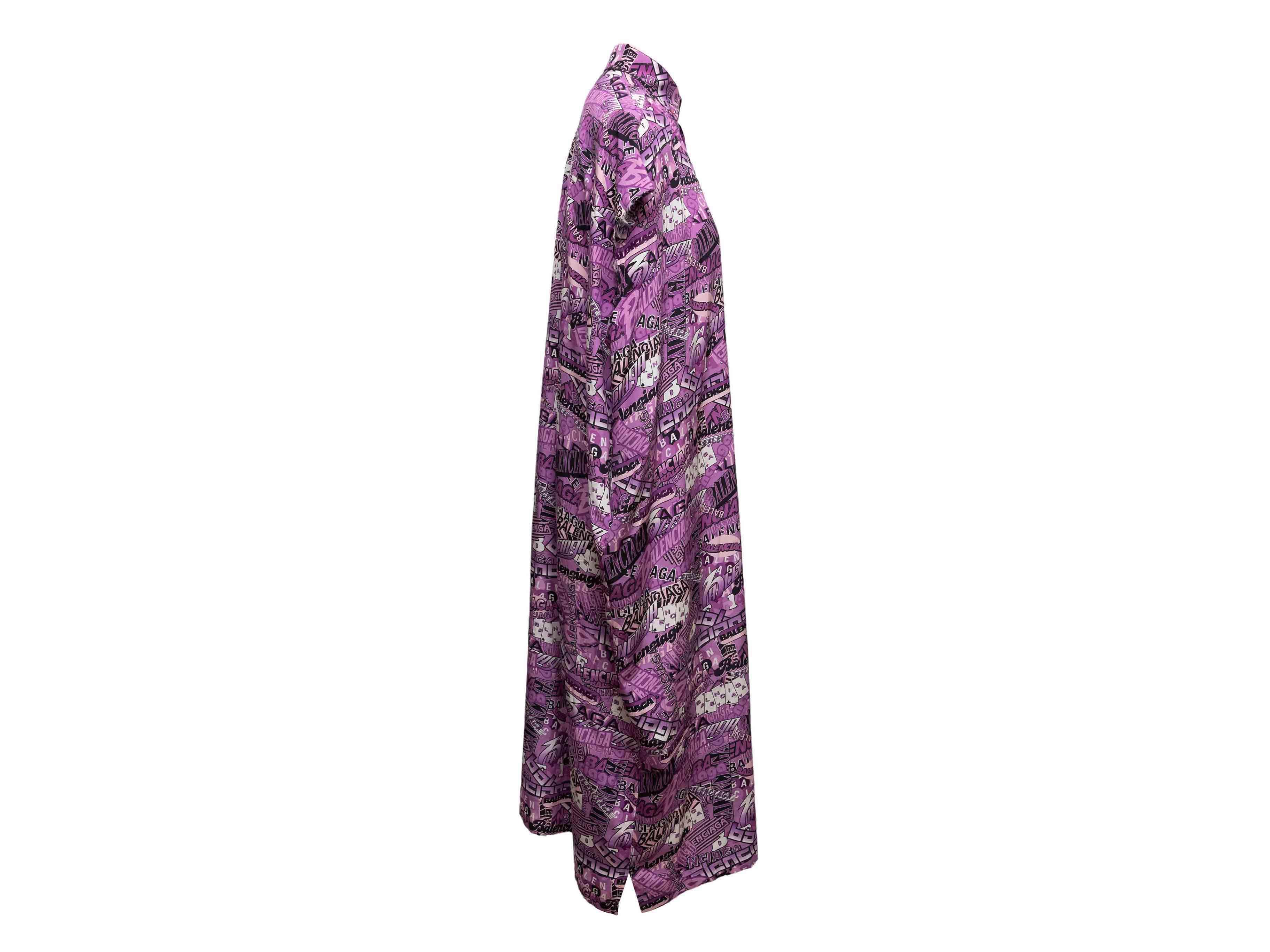 Robe maxi caftan muumuu en soie imprimée violet, noir et blanc de Balenciaga. Col pointu. Poche poitrine. Fermeture par boutons sur le devant. Poitrine 58