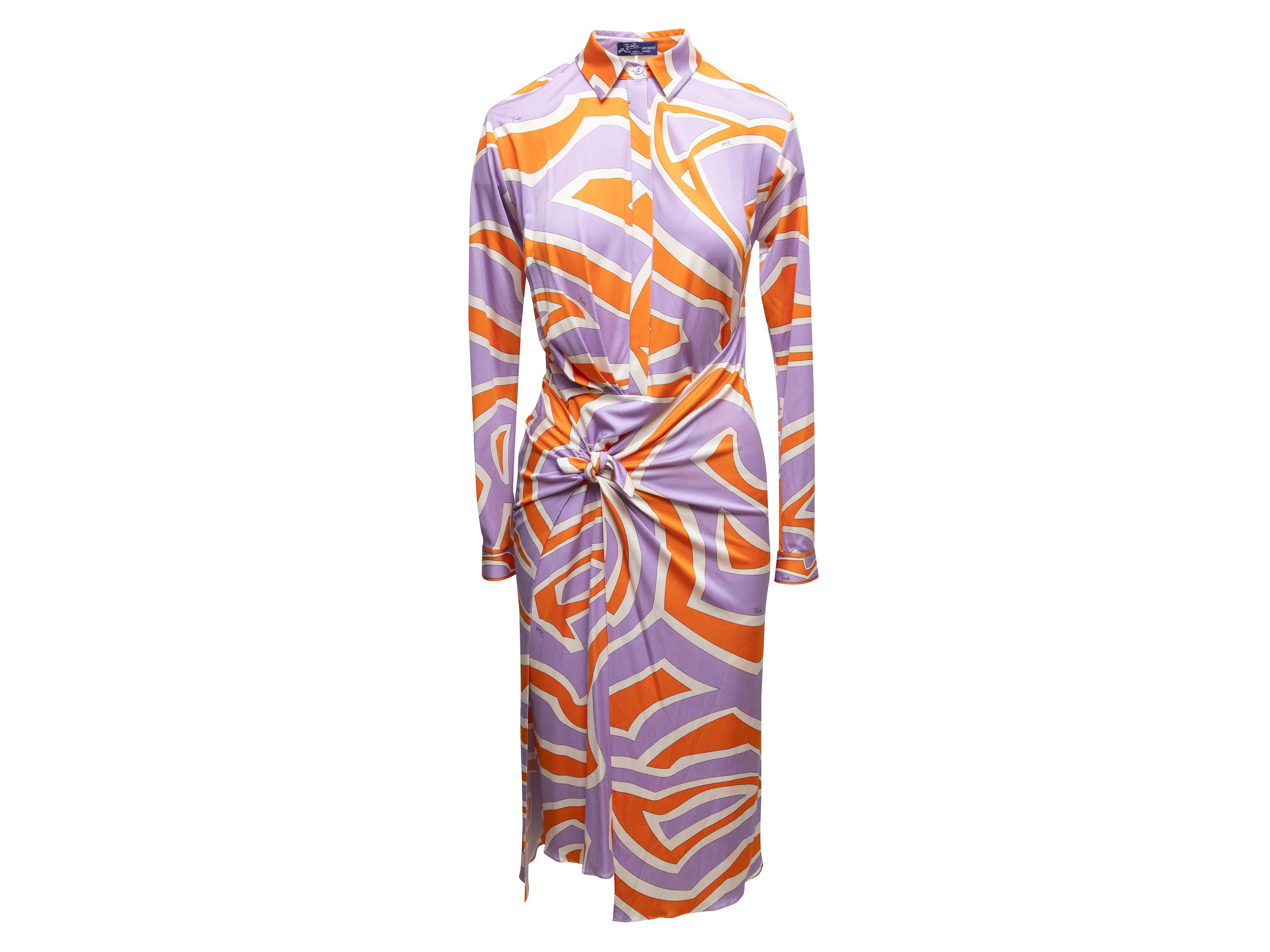 Robe à imprimé géométrique en soie violette, orange et blanche, Emilio Pucci. Col pointu. Manches longues. Rassemblement sur le devant. Fermeture par boutons sur le devant. Poitrine 28