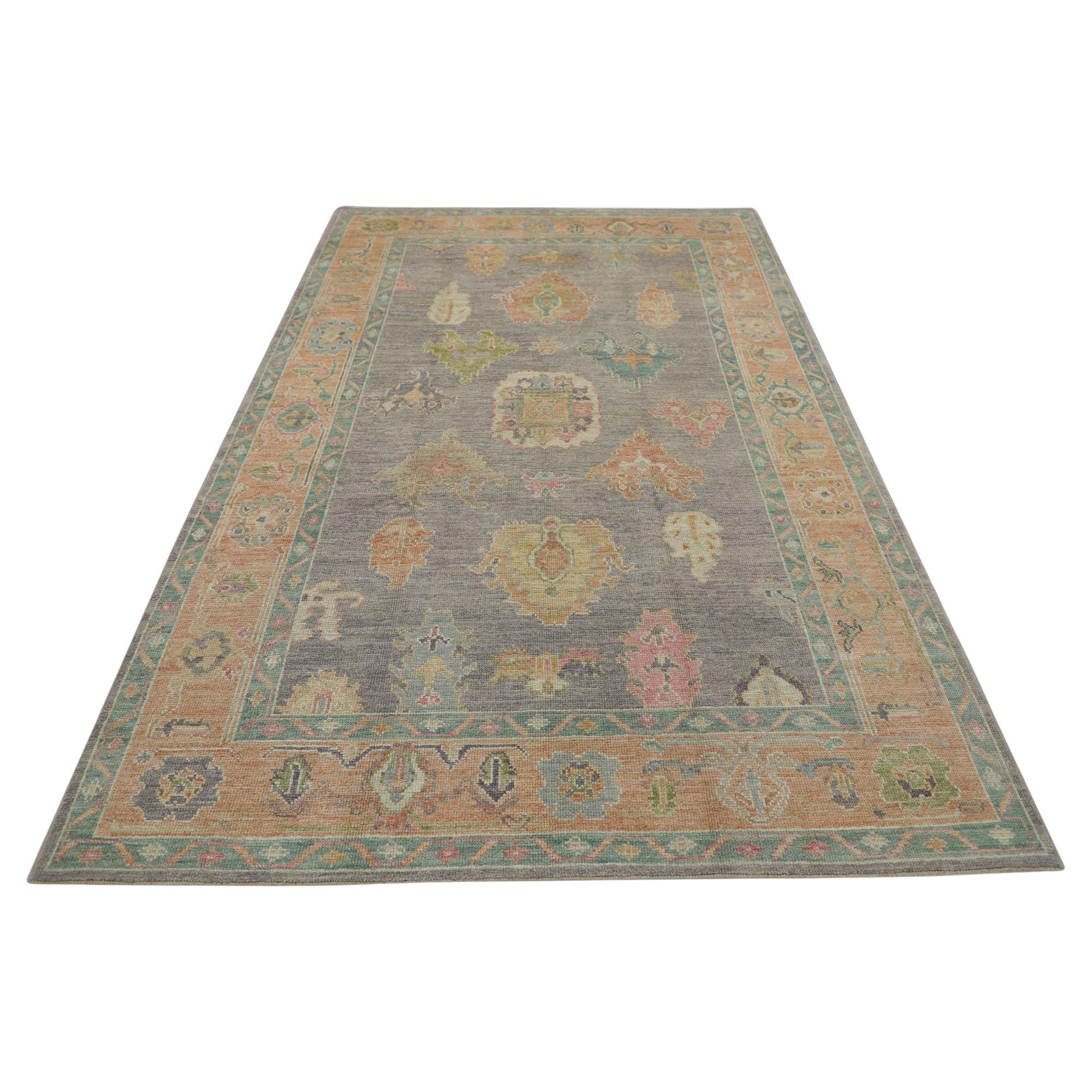 Questo moderno tappeto turco oushak è un'opera d'arte straordinaria che è stata tessuta a mano con tecniche tradizionali da abili artigiani. Il tappeto presenta motivi intricati e una tavolozza di colori tenui, ottenuti grazie all'uso di tinture