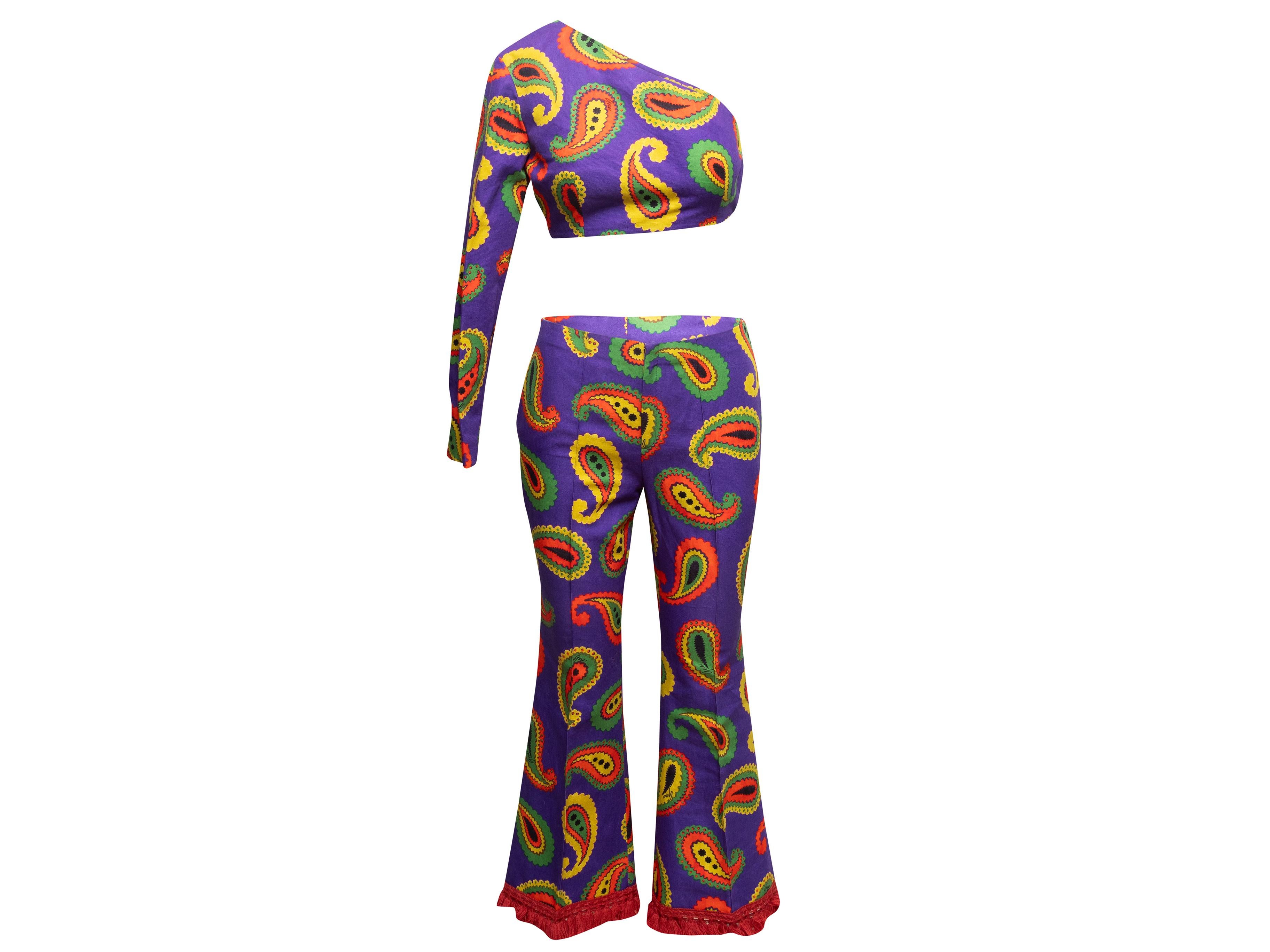 Einärmeliges Crop-Top von Gucci mit lila und mehrfarbigem Paisleymuster. Assymetrischer Ausschnitt. 32