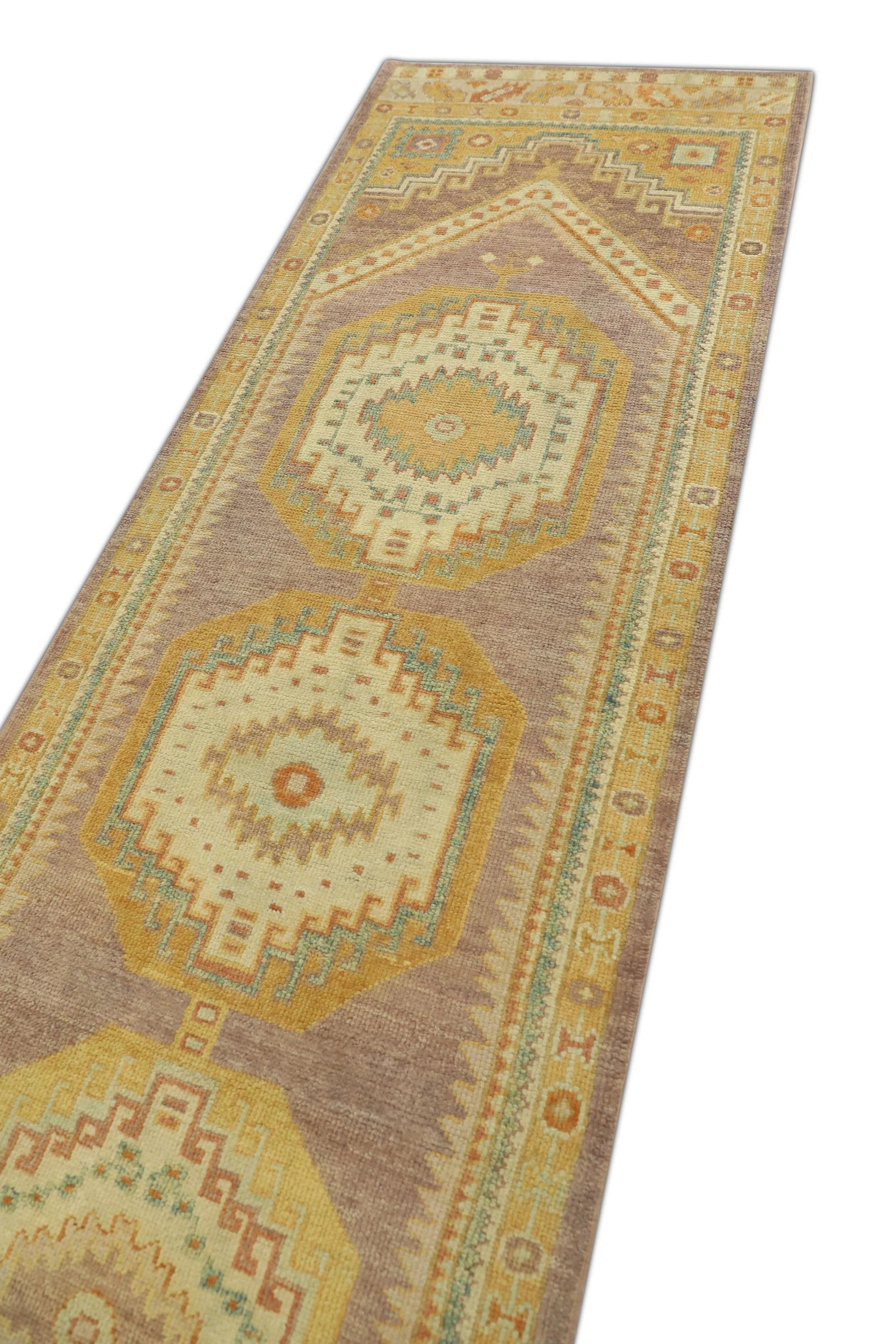 Dieser türkische Oushak-Teppich ist ein atemberaubendes Kunstwerk, das von erfahrenen Kunsthandwerkern mit traditionellen Techniken handgewebt wurde. Der Teppich weist komplizierte Muster und eine weiche Farbpalette auf, die durch die Verwendung