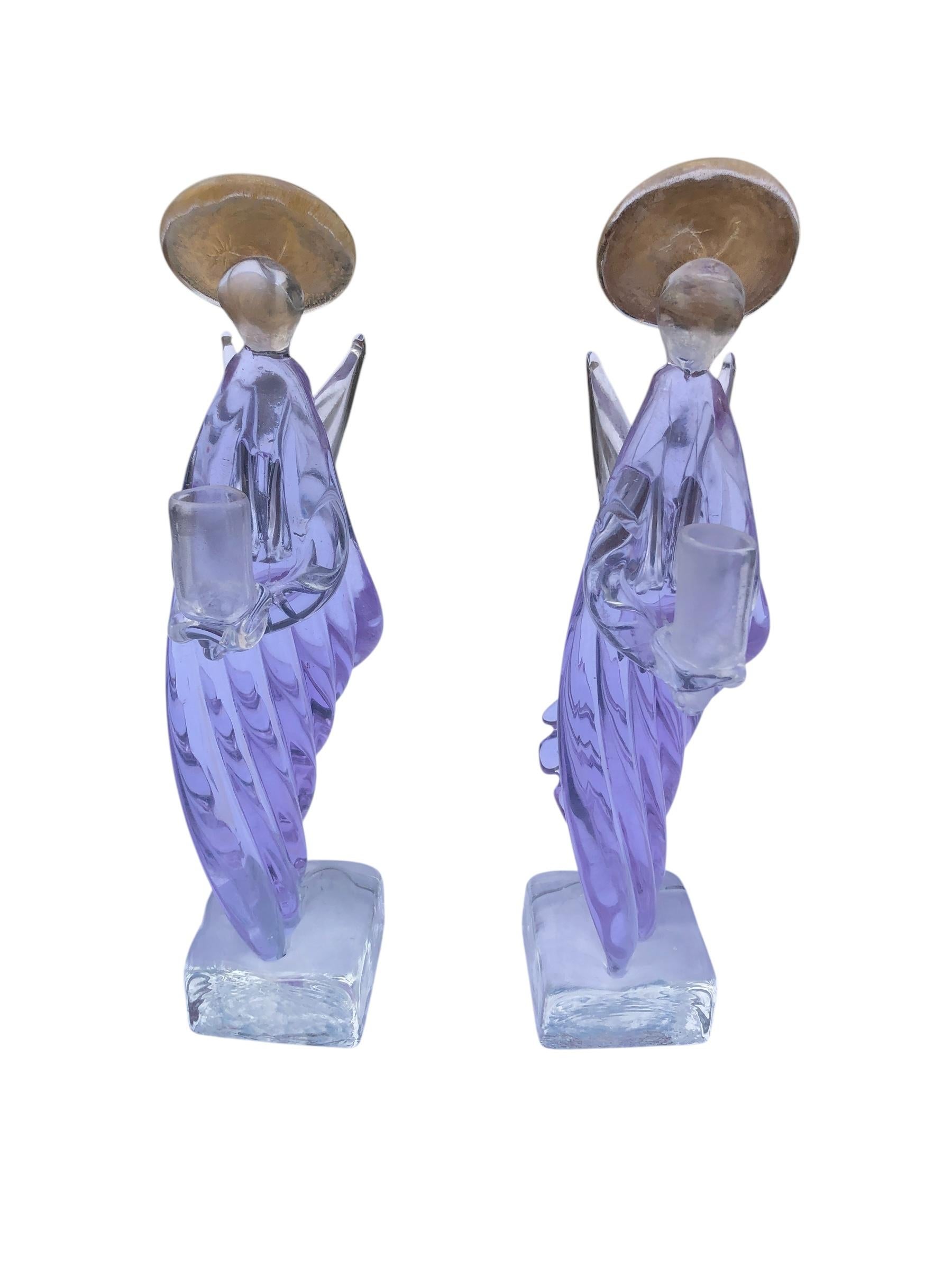 Scultura portacandele in vetro artistico italiano Art Angels di Murano viola. Ciascuno di essi presenta un'aureola dorata, un corpo di ametista morbida su una base quadrata trasparente.