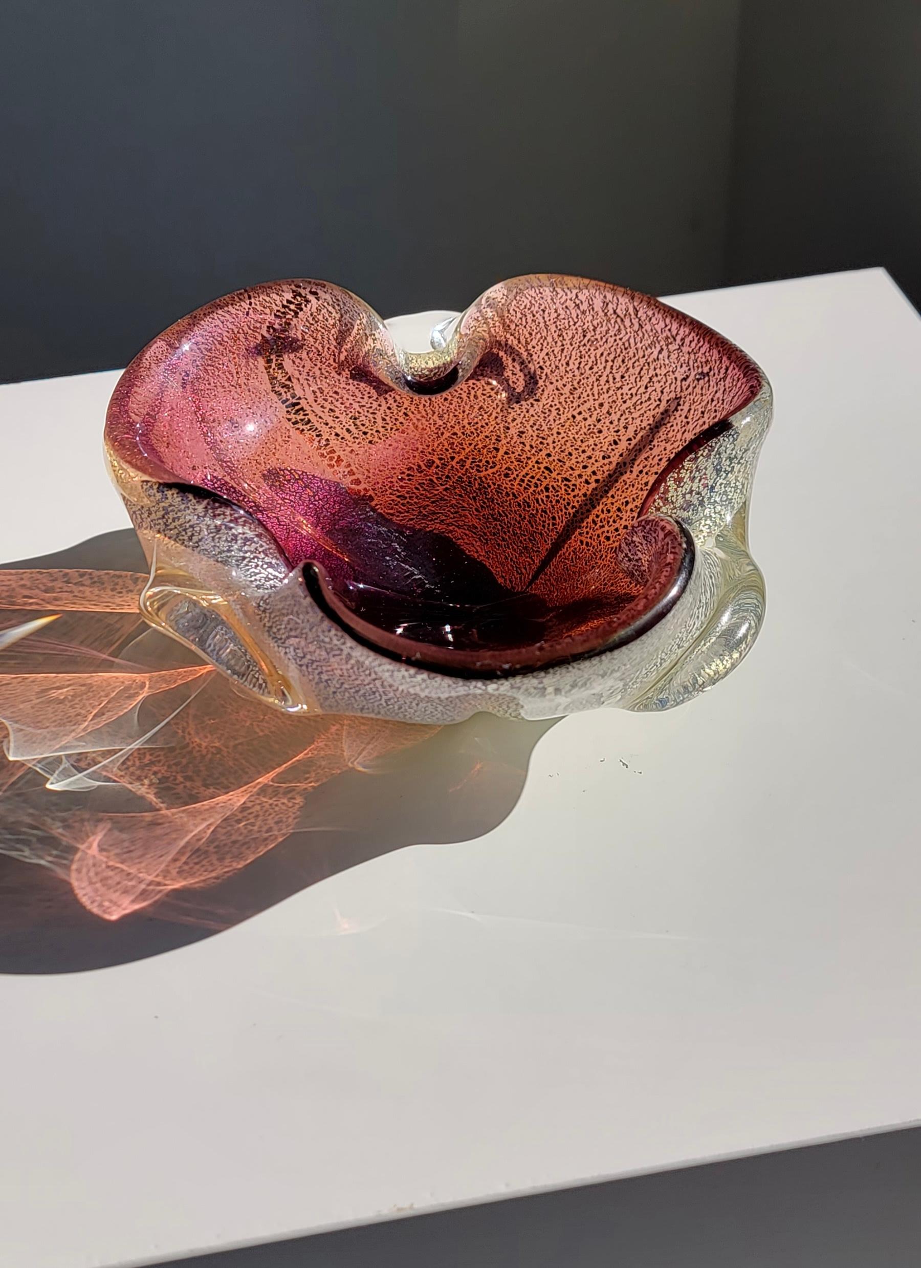Lila Murano Kunstglas Seguso gekniffene Schale mit Silberflocken (Italienisch) im Angebot