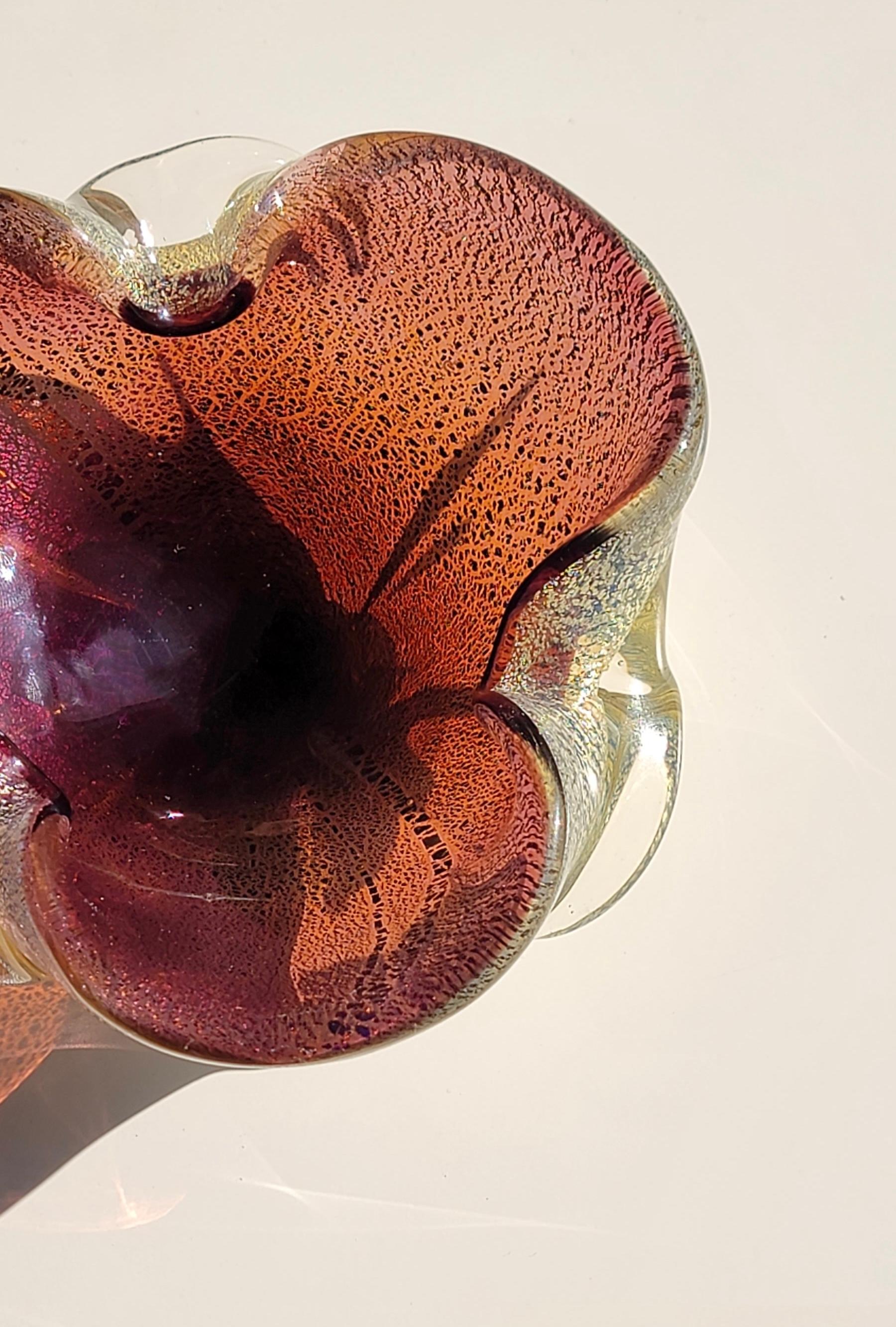 Lila Murano Kunstglas Seguso gekniffene Schale mit Silberflocken (Glaskunst) im Angebot