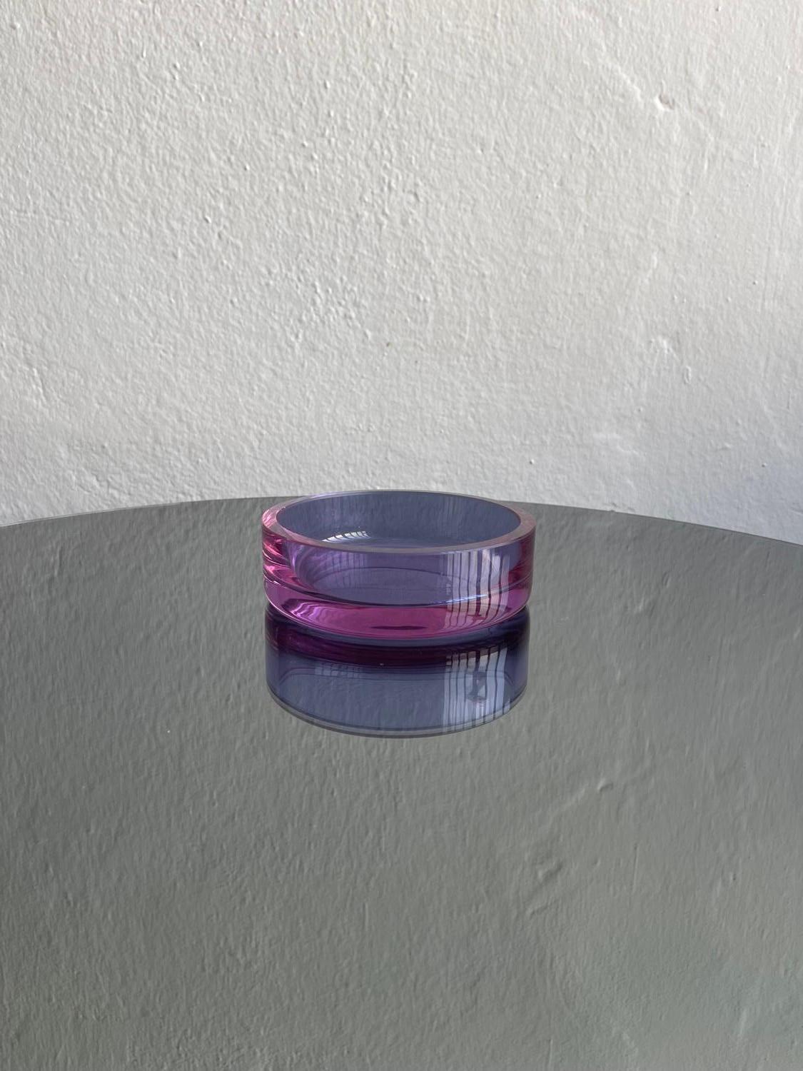 Dekorative Murano Schale - Murano Glas Tablett - Sammlerstücke aus Kunstglas

Eine schöne, zeitlose und dekorative Schale aus Murano-Glas in einem wunderschönen Violett-Lila-Ton, der durch die Zugabe eines kleinen Prozentsatzes von Neodym in der