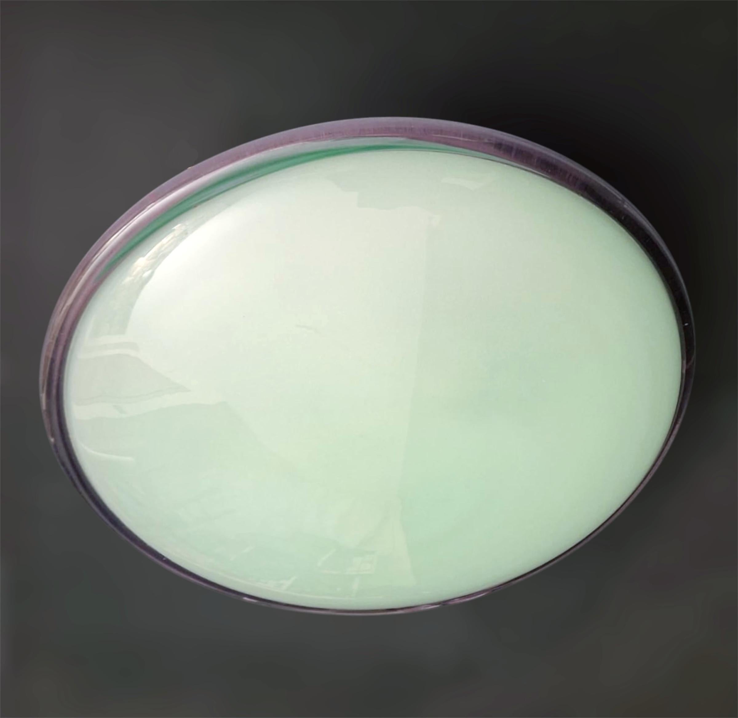 Applique vintage italienne avec un abat-jour en verre de Murano vert gris clair givré entouré d'une bordure violette / Fabriqué en Italie dans le style de Venini, vers les années 1960.
Dimensions : diamètre 13 pouces, hauteur 5 pouces
2 lampes /