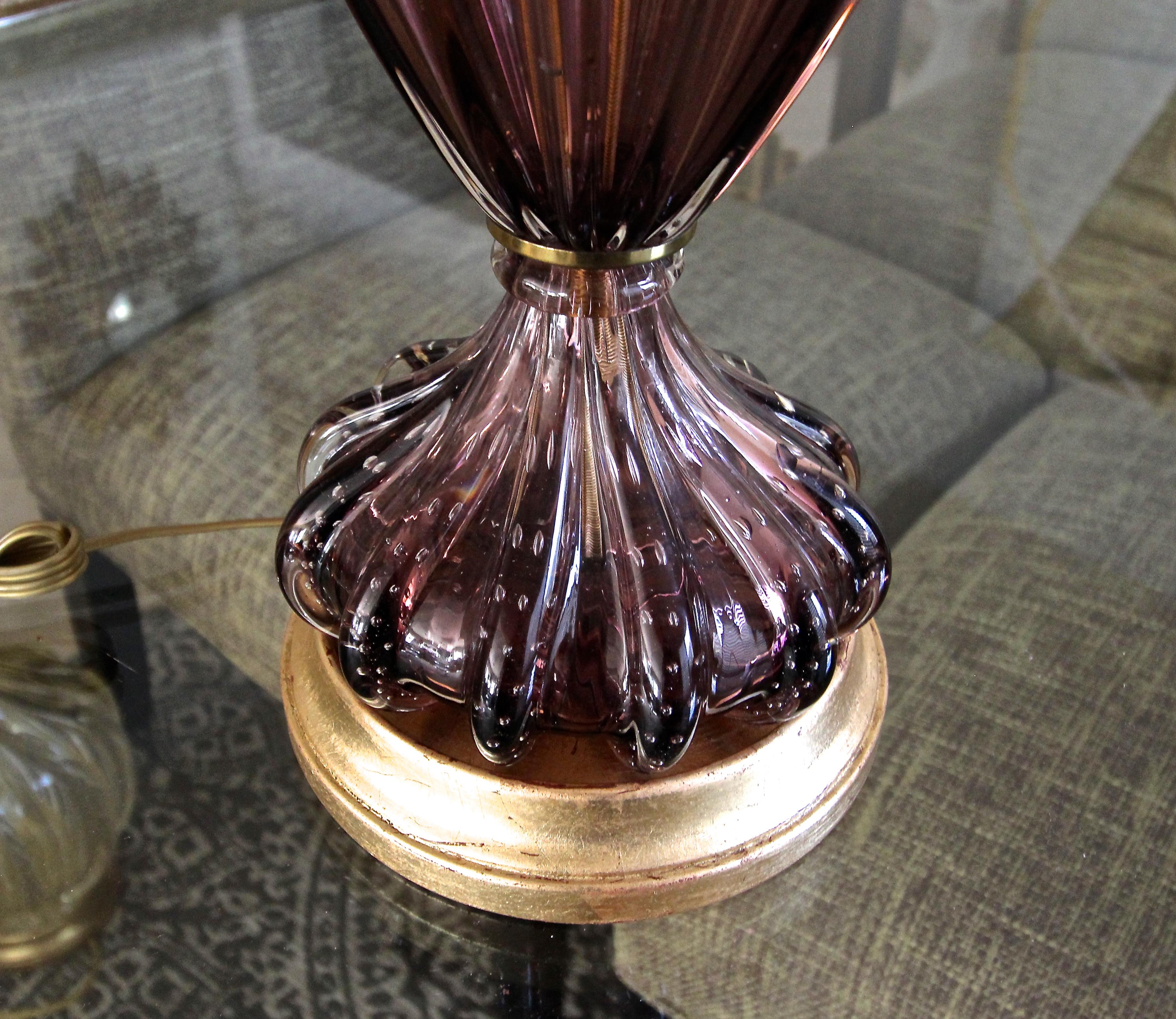 Lampe de bureau italienne en verre de Murano violette à bulles contrôlées et nervurées en vente 6
